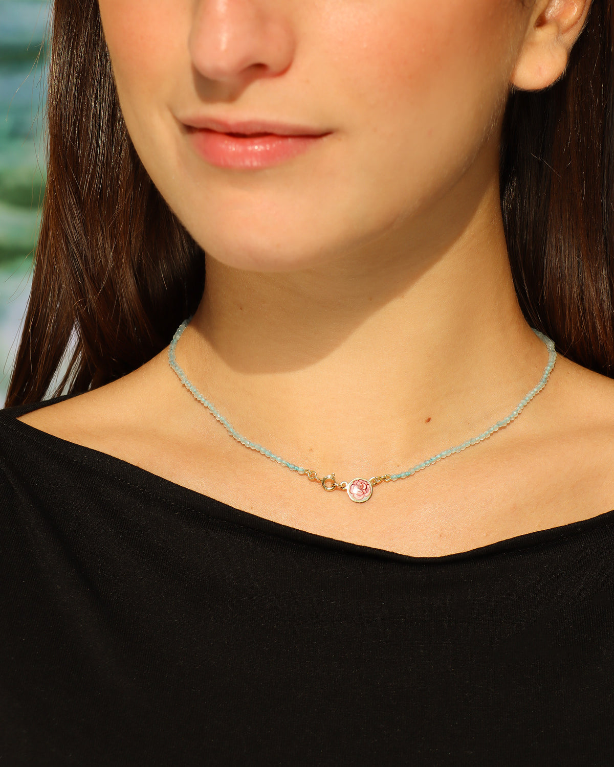 Collana Coloris Rosa nell’Azzurro Limpido con perline di acquamarina, oro giallo 18 carati e rosa dipinta a mano in smalto a fuoco