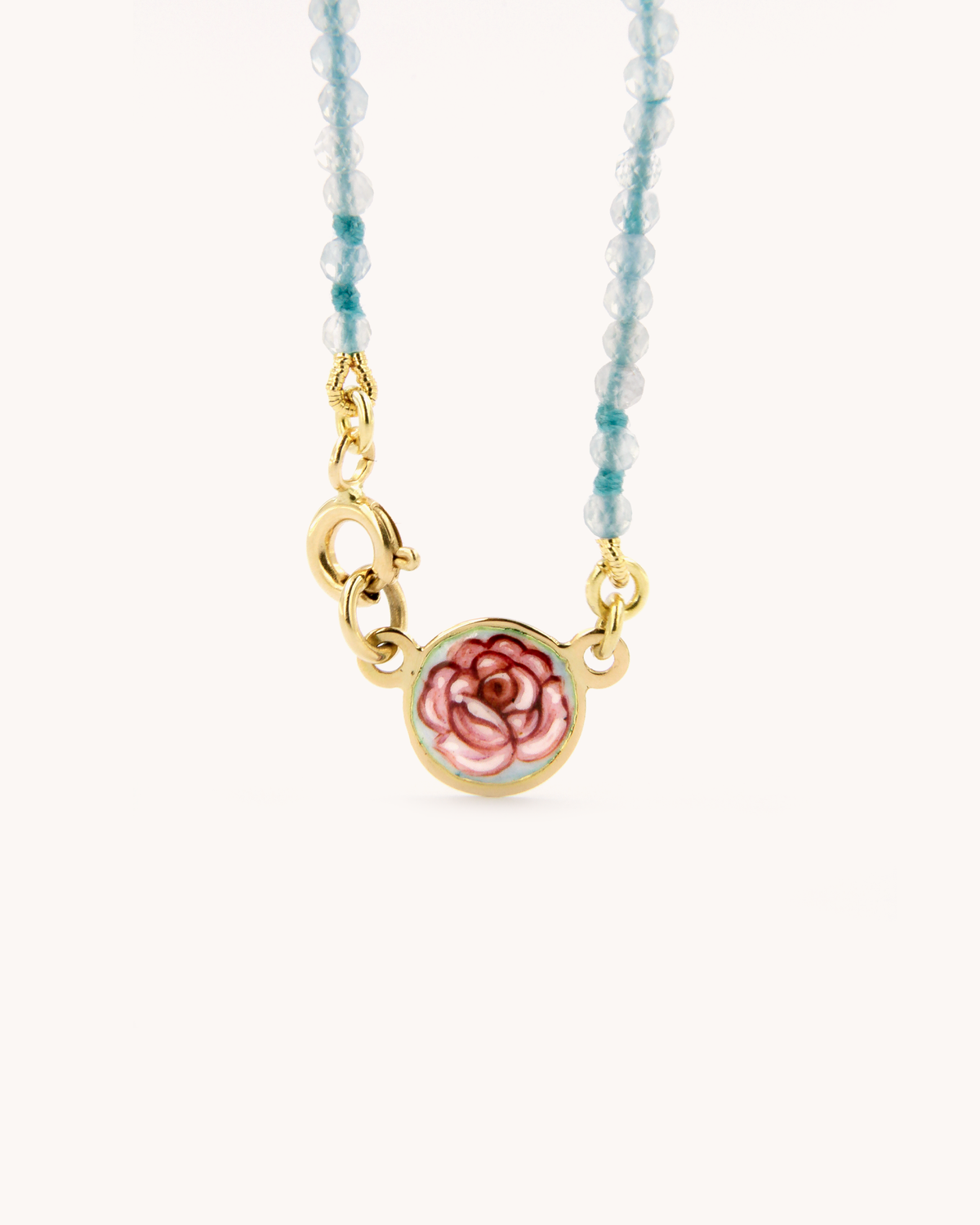 Collana Coloris Rosa nell’Azzurro Limpido con perline di acquamarina, oro giallo 18 carati e rosa dipinta a mano in smalto a fuoco