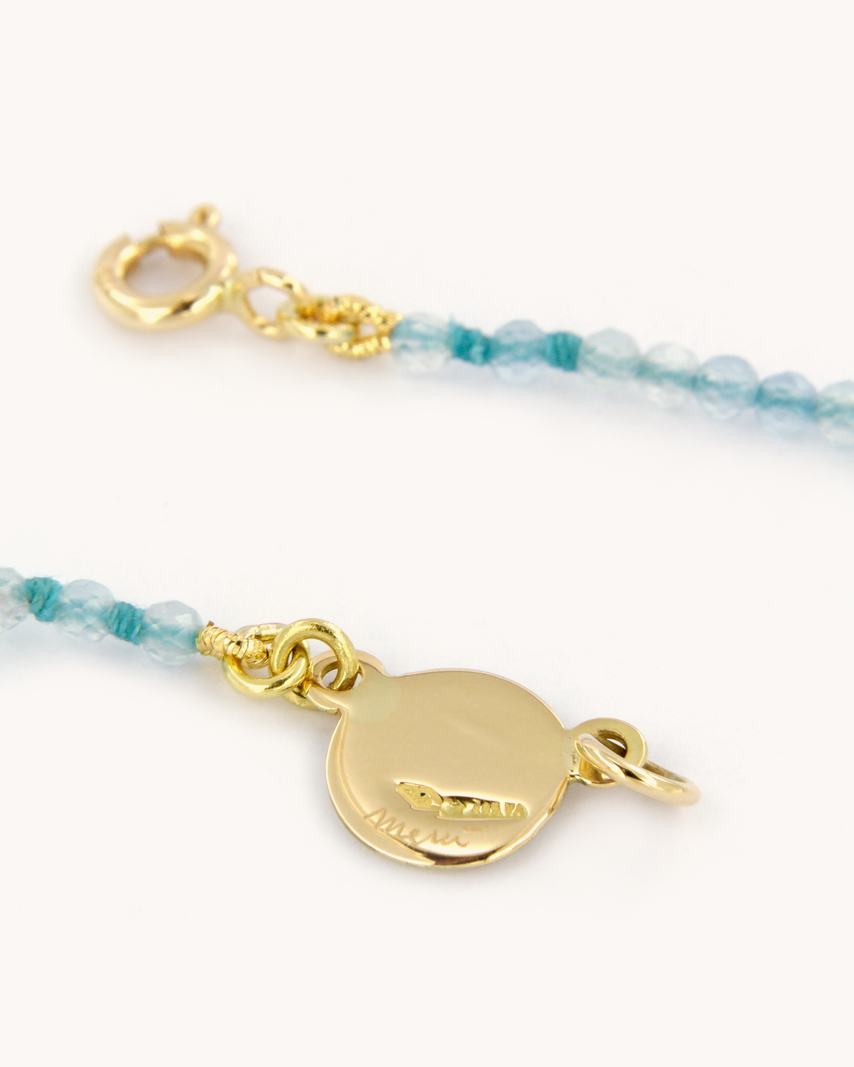 Collana Coloris Rosa nell’Azzurro Limpido con perline di acquamarina, oro giallo 18 carati e rosa dipinta a mano in smalto a fuoco