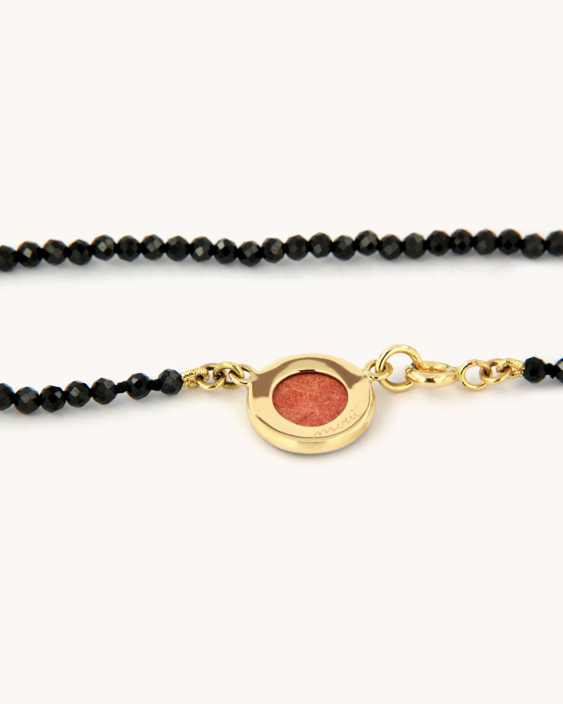 Collana Coloris Scorpione con perline sfaccettate di spinello nero e piastrina in oro giallo 18 carati dipinta a mano in smalto a fuoco.