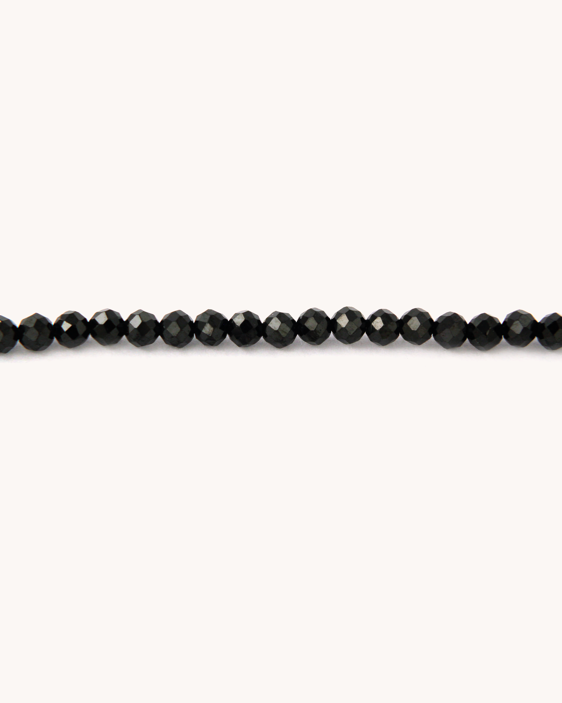 Collana Coloris Scorpione con perline sfaccettate di spinello nero.