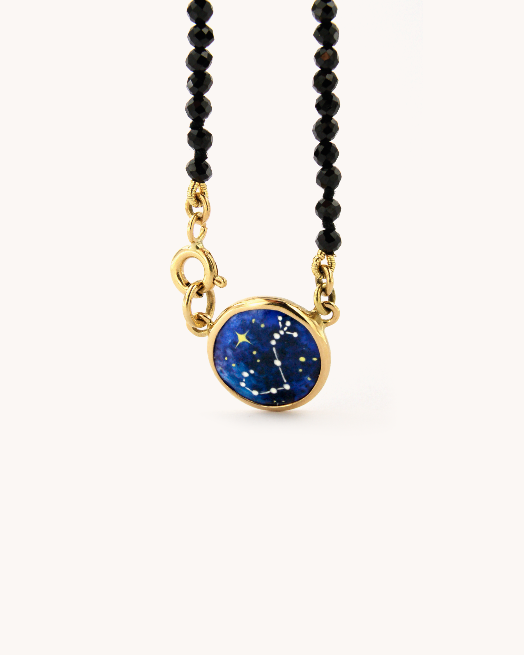 Collana Coloris Scorpione con perline sfaccettate di spinello nero e piastrina in oro giallo 18 carati dipinta a mano in smalto a fuoco.