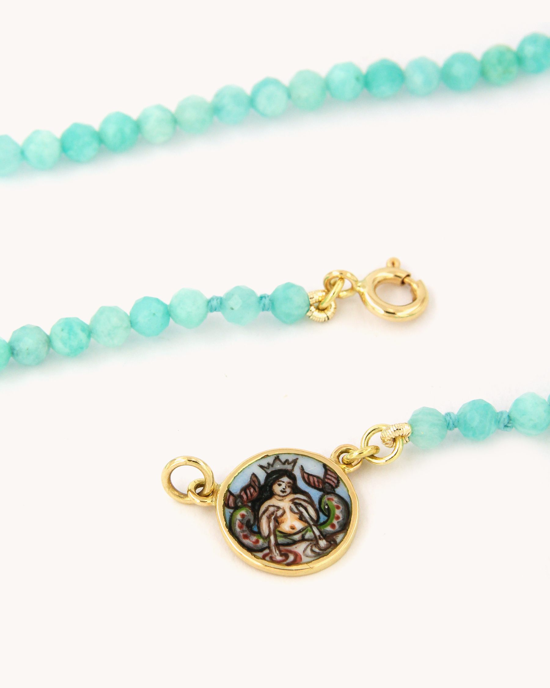 Collana Coloris Sirena Caudata con perline di amazzonite e piastra in oro giallo 18K raffigurante una sirena caudata dipinta a mano in smalto a fuoco