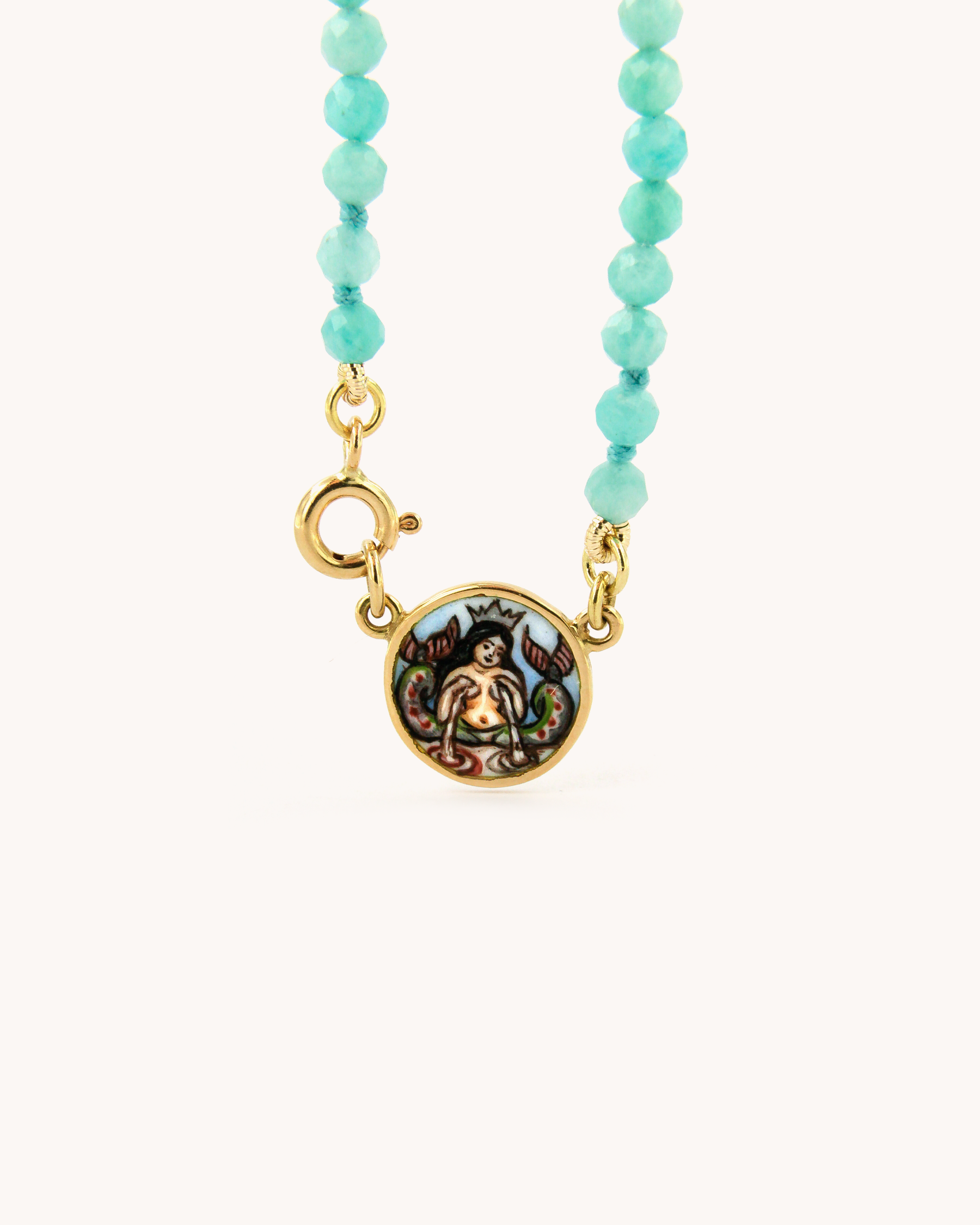 Collana Coloris Sirena Caudata con perline di amazzonite e piastra in oro giallo 18K raffigurante una sirena caudata dipinta a mano in smalto a fuoco