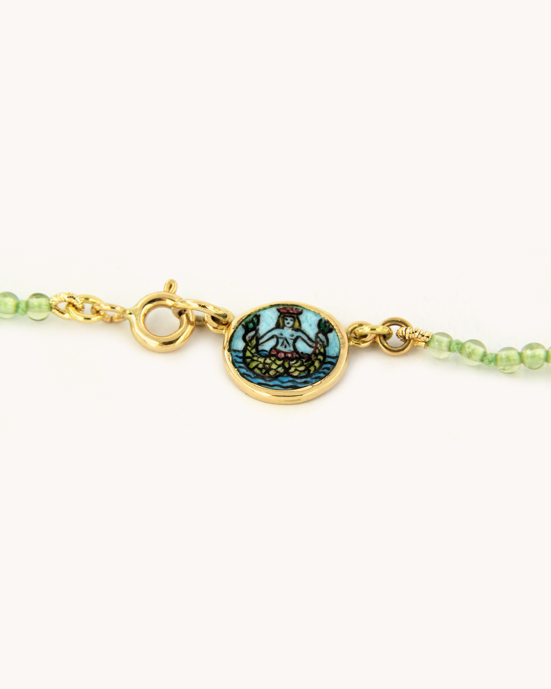 Collana Coloris Sirena Caudata con perline di peridoto e piastra in oro giallo 18K dipinta a mano in smalto a fuoco