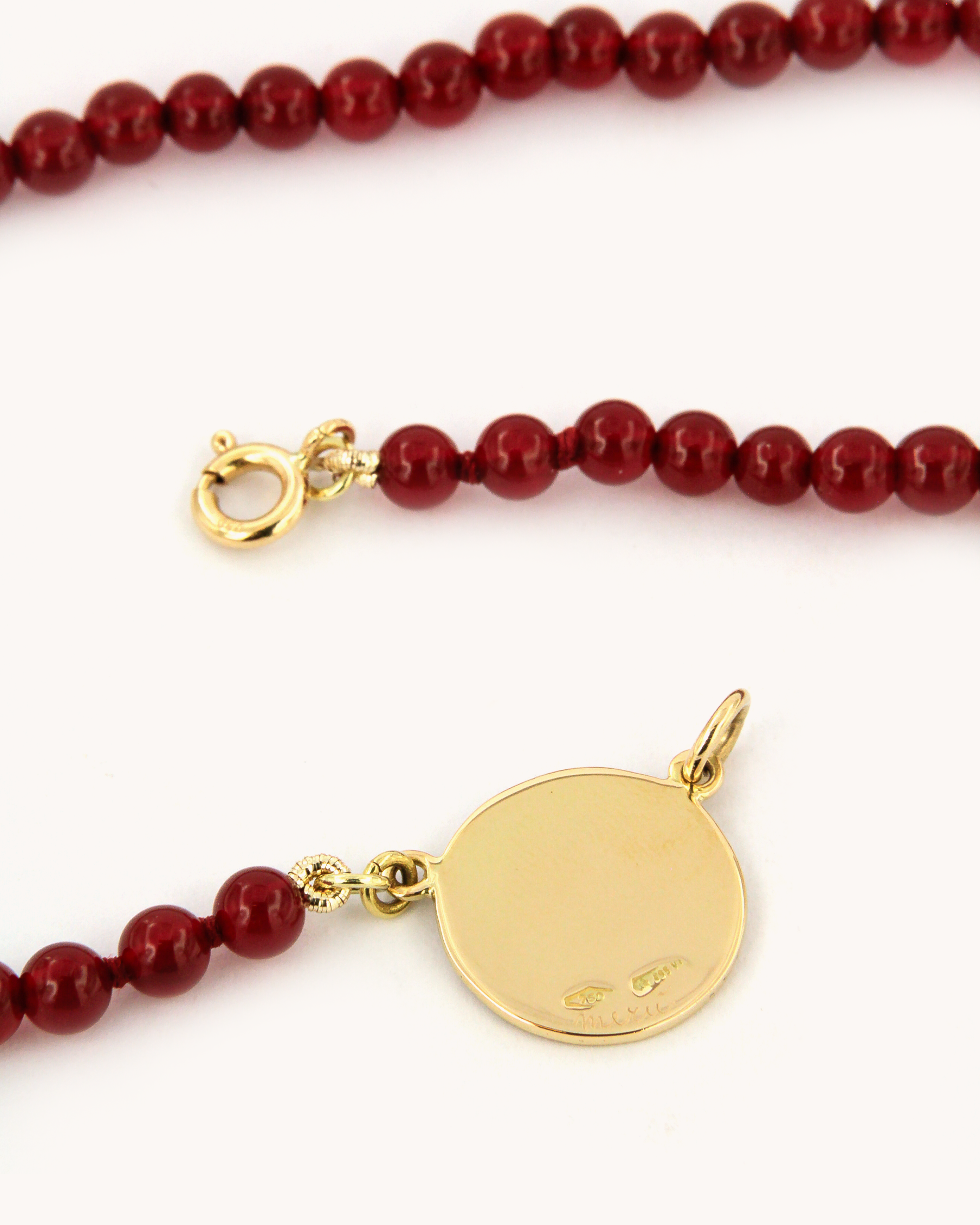 Collana Coloris Sirena con perline di corniola e piastra in oro giallo 18K raffigurante una sirena dipinta a mano in smalto a fuoco