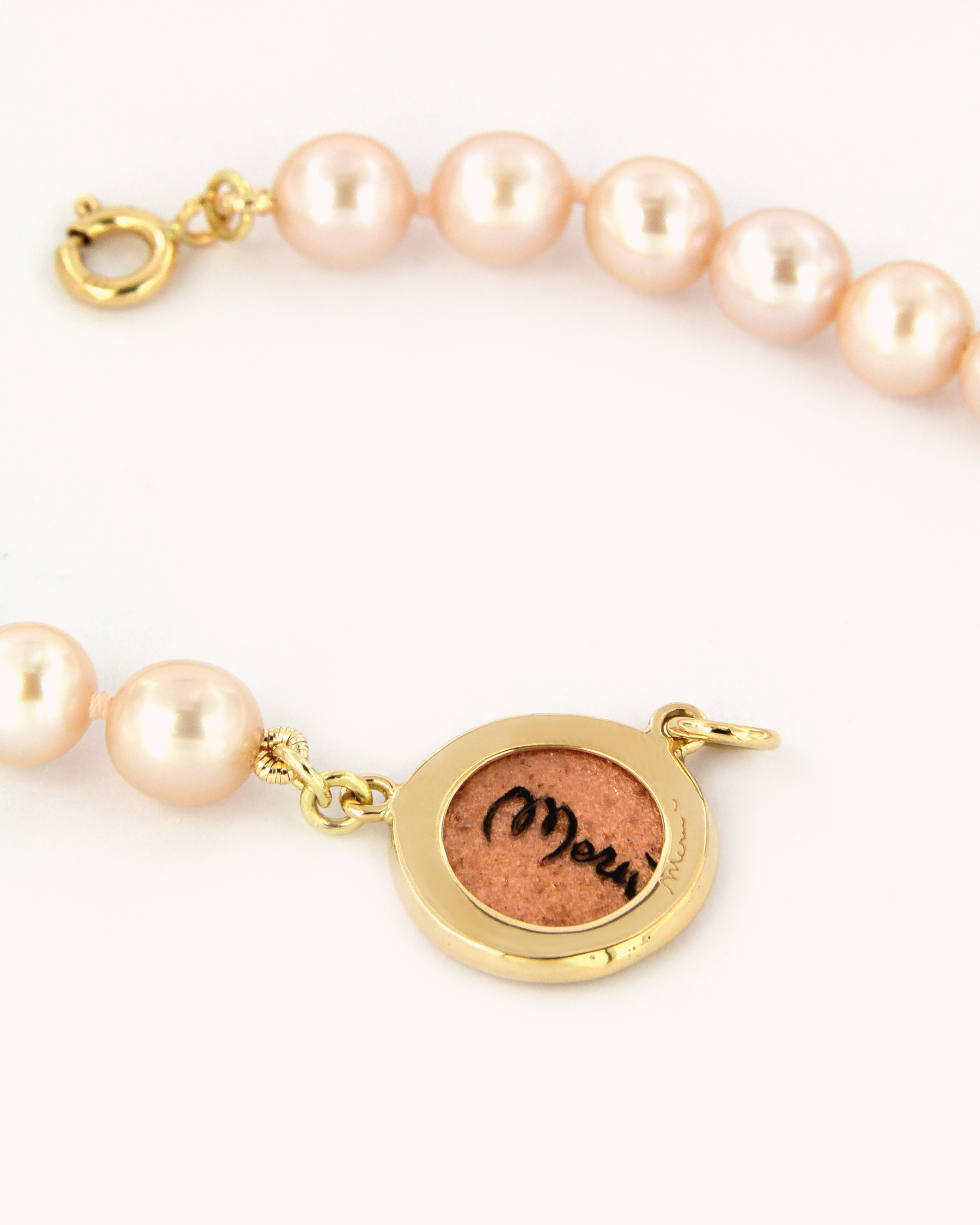 Collana Coloris Tiger Shark con perle rosa e piastrina incorniciata in oro giallo 18 carati, dipinta a mano in smalto a fuoco