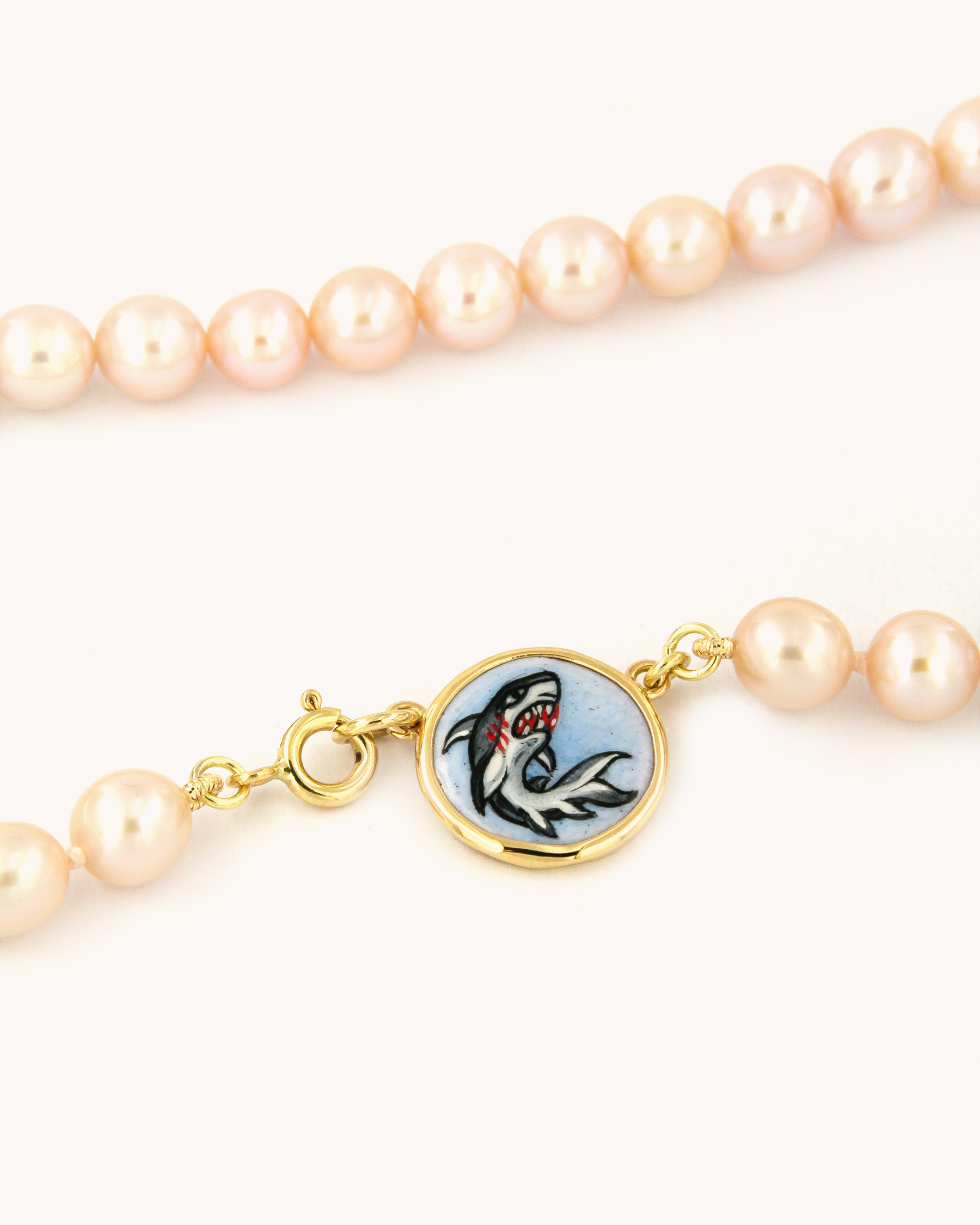 Collana Coloris Tiger Shark con perle rosa e piastrina incorniciata in oro giallo 18 carati, dipinta a mano in smalto a fuoco