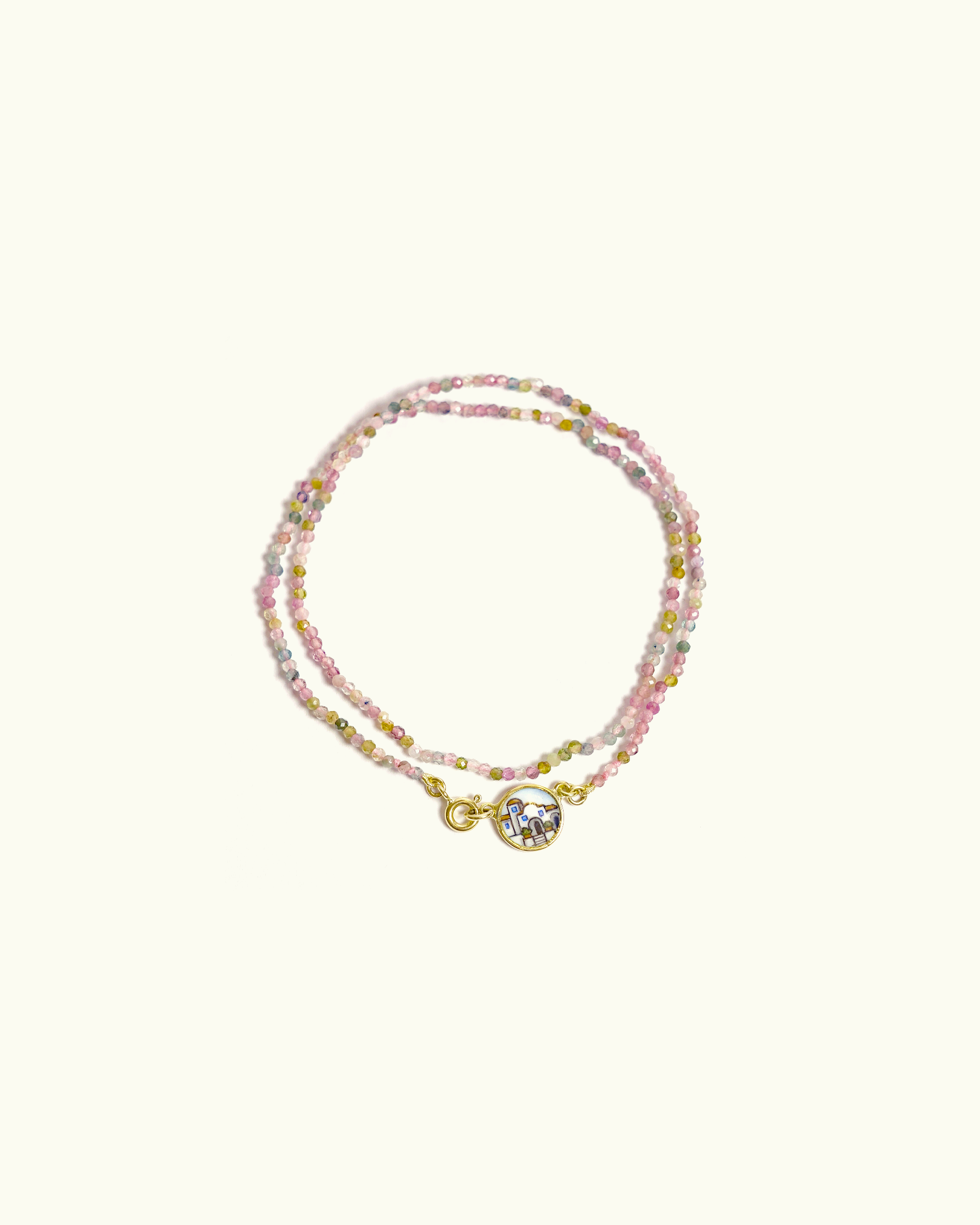 Collana Coloris in tormalina mista con piastra in oro giallo 18K e piazzetta di Porto Rafael dipinta a mano in smalto a fuoco