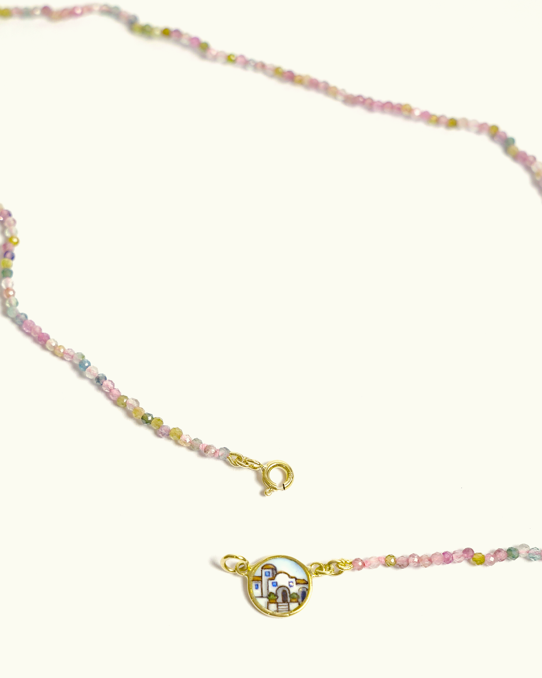 Collana Coloris in tormalina mista con piastra in oro giallo 18K e piazzetta di Porto Rafael dipinta a mano in smalto a fuoco