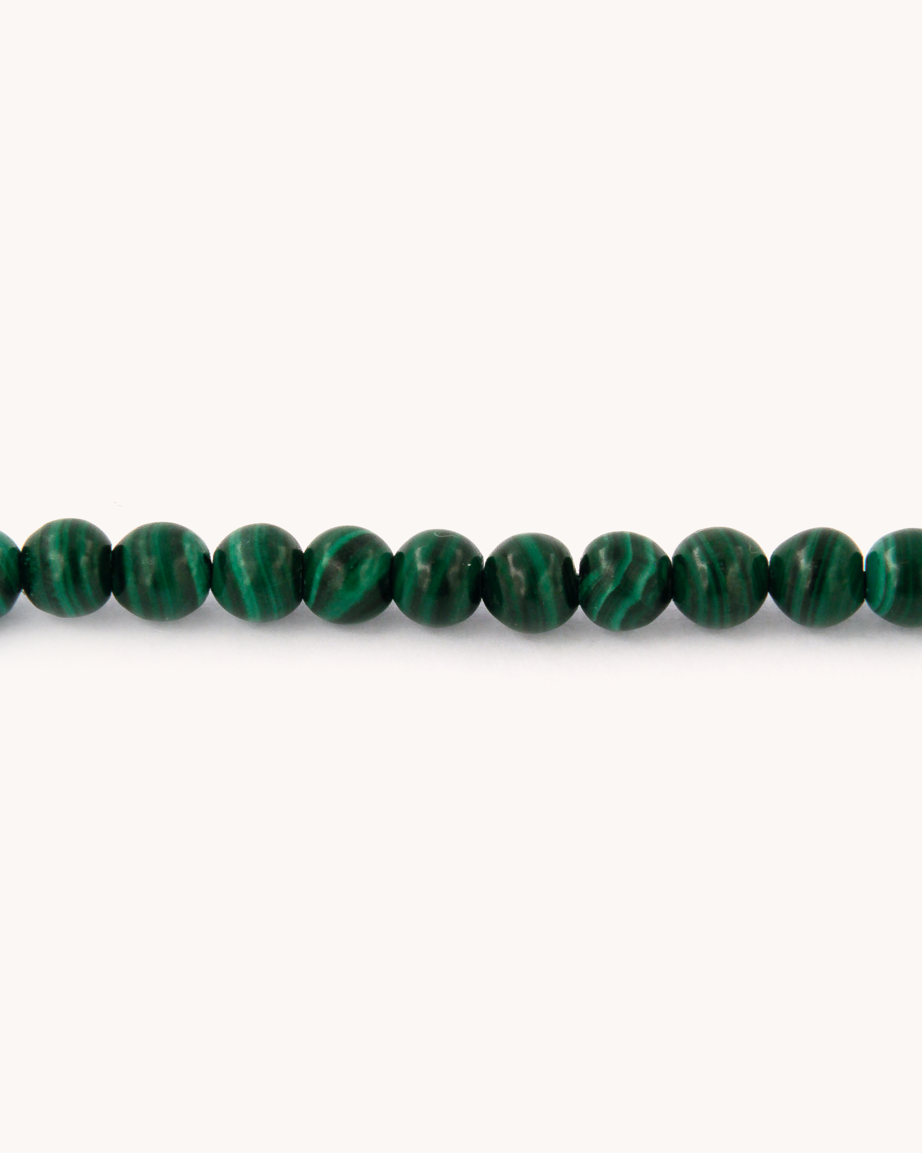 Dettaglio della Collana Coloris Tramonto in malachite, con piastra in oro giallo 18K e smalto a fuoco dipinto a mano.