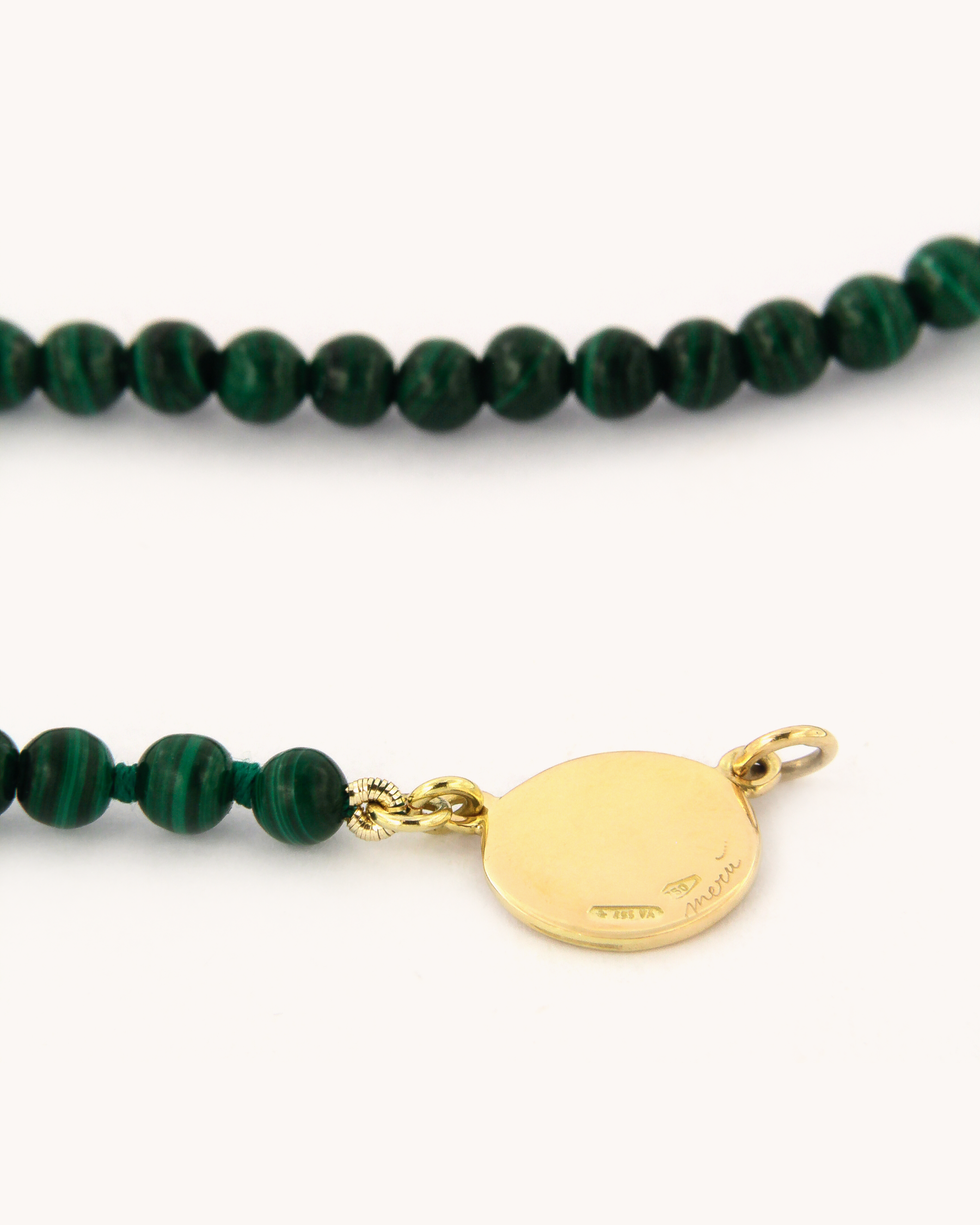 Dettaglio della Collana Coloris Tramonto in malachite, con piastra in oro giallo 18K e smalto a fuoco dipinto a mano.