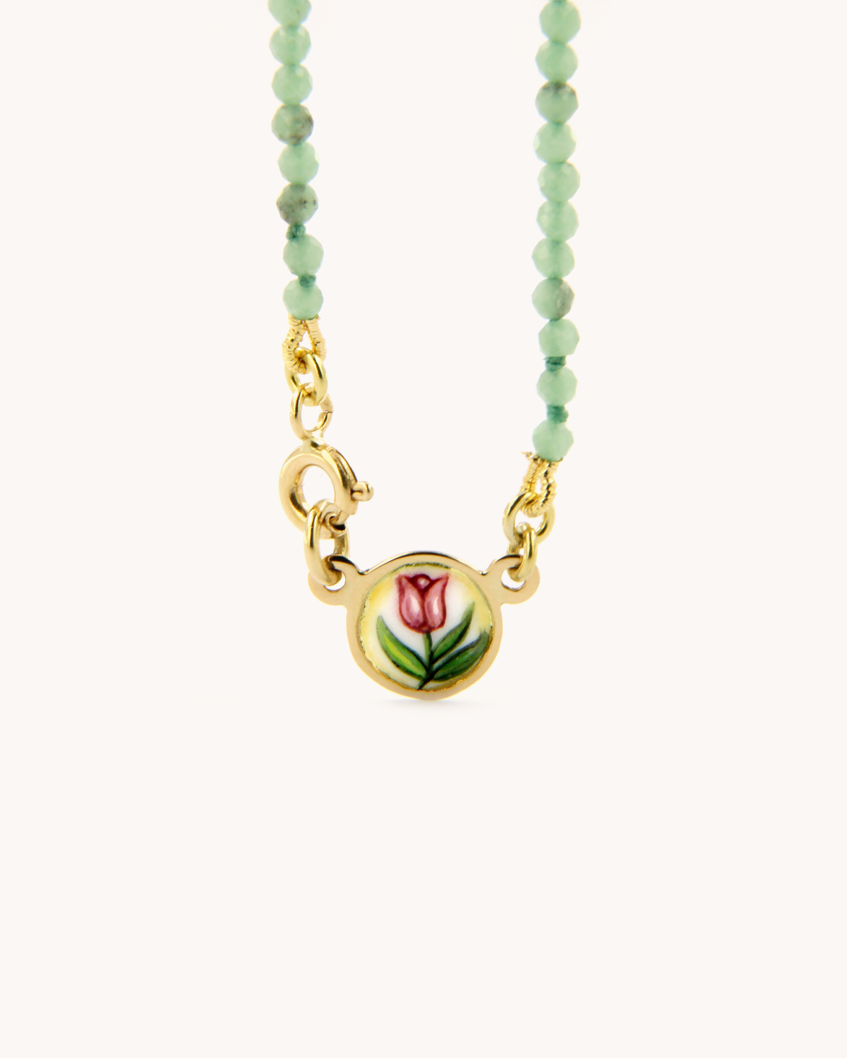 Collana Coloris Tulipano in Verde Primavera con perline di avventurina, oro giallo 18 carati e tulipano dipinto a mano in smalto a fuoco