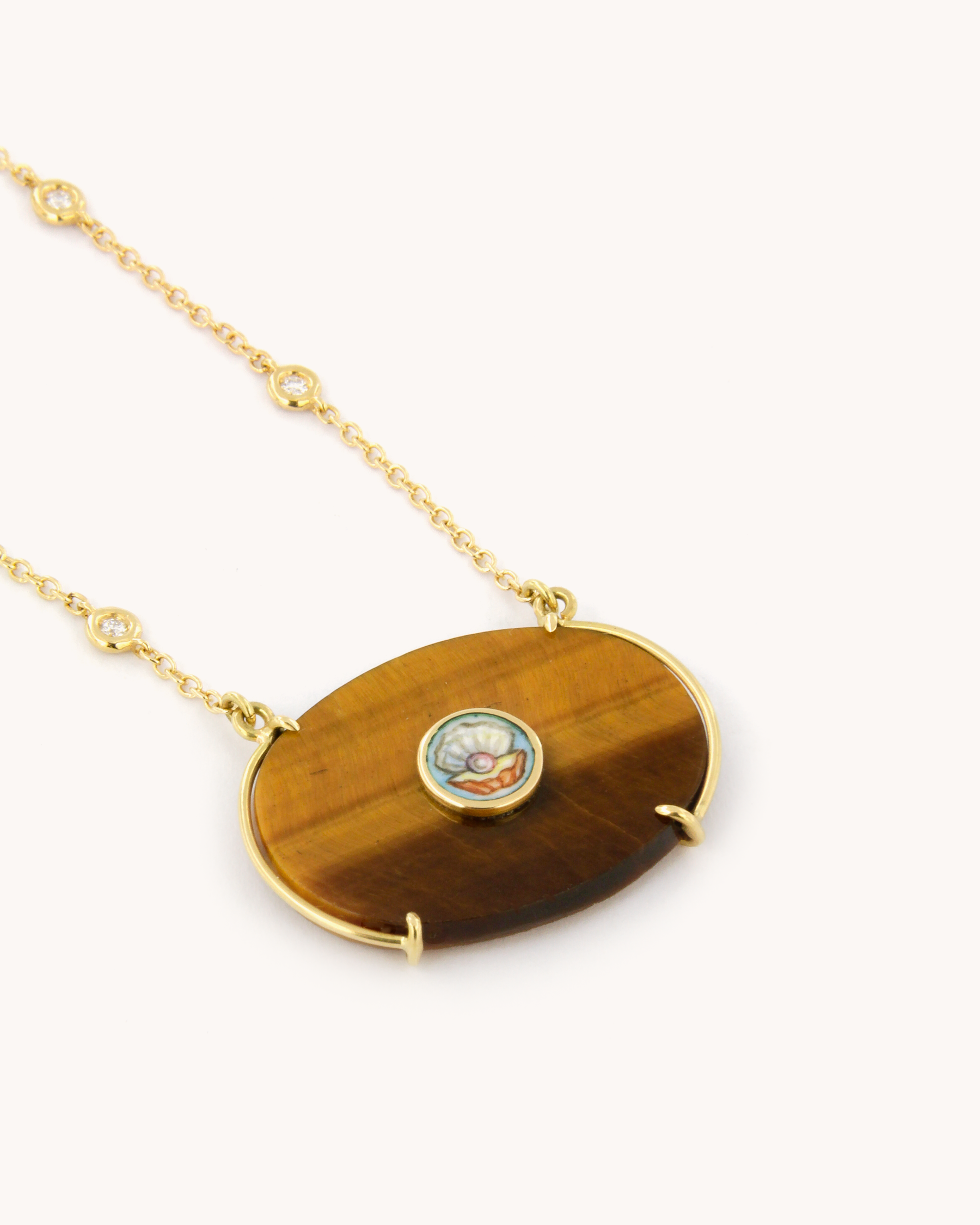 Collana Conchiglia in occhio di tigre con conchiglia in smalto a fuoco dipinta a mano e diamanti, oro giallo 18 carati
