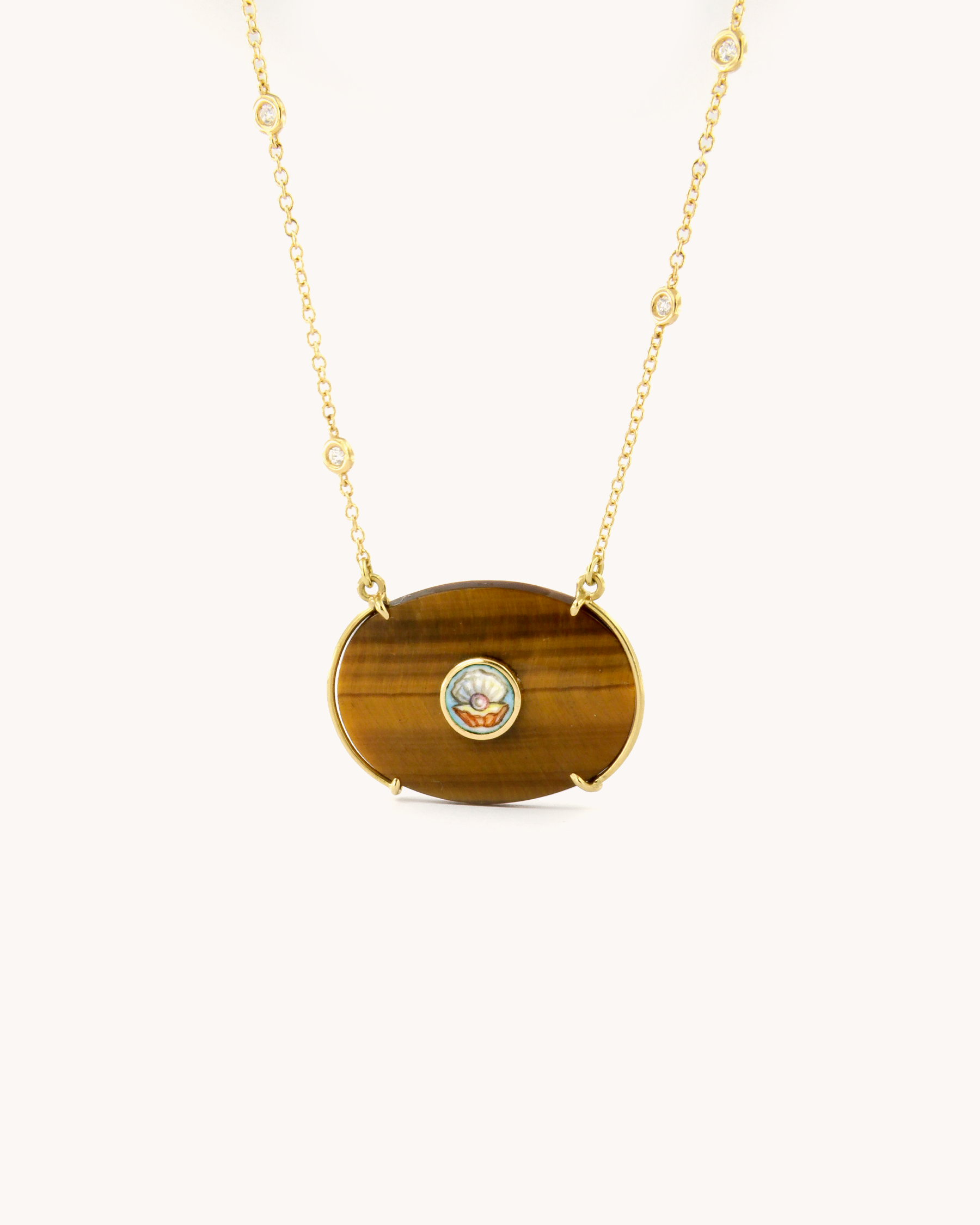 Collana Conchiglia in occhio di tigre con conchiglia in smalto a fuoco dipinta a mano e diamanti, oro giallo 18 carati