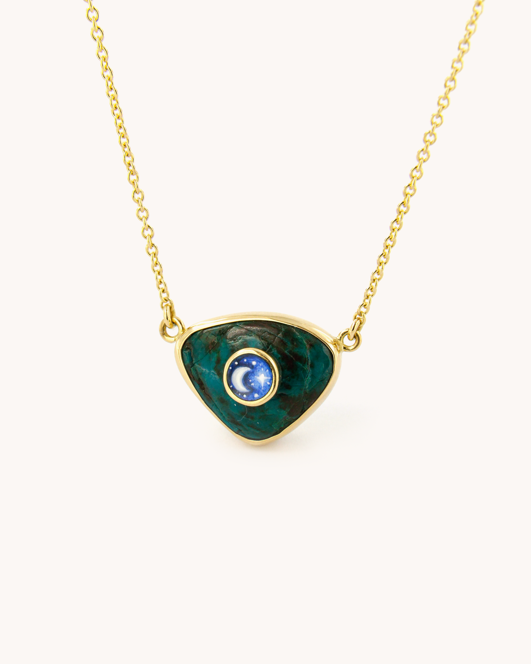 Collana in oro giallo 18 carati con pendente triangolare in crisocolla e Luna in Venere in smalto a fuoco dipinto a mano
