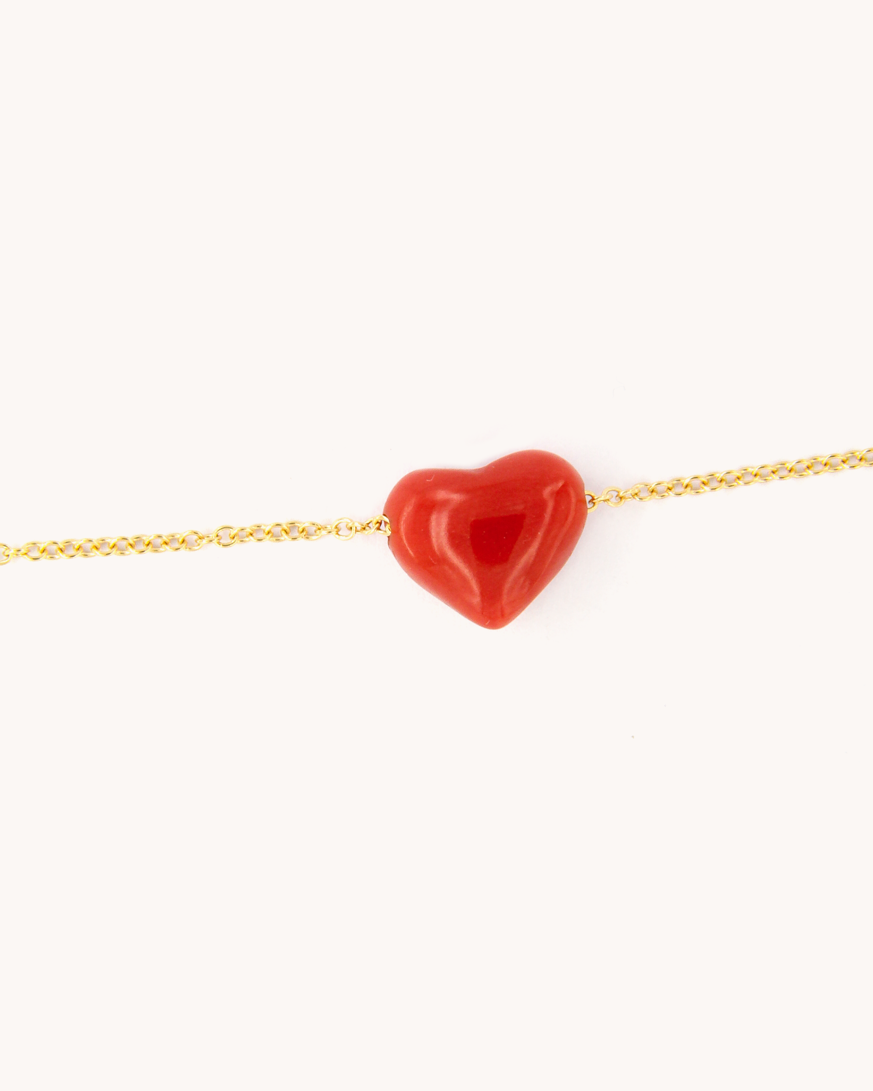 Collana in oro giallo 18 carati con cuore in corallo rosso, firmata Merù Gioielli.