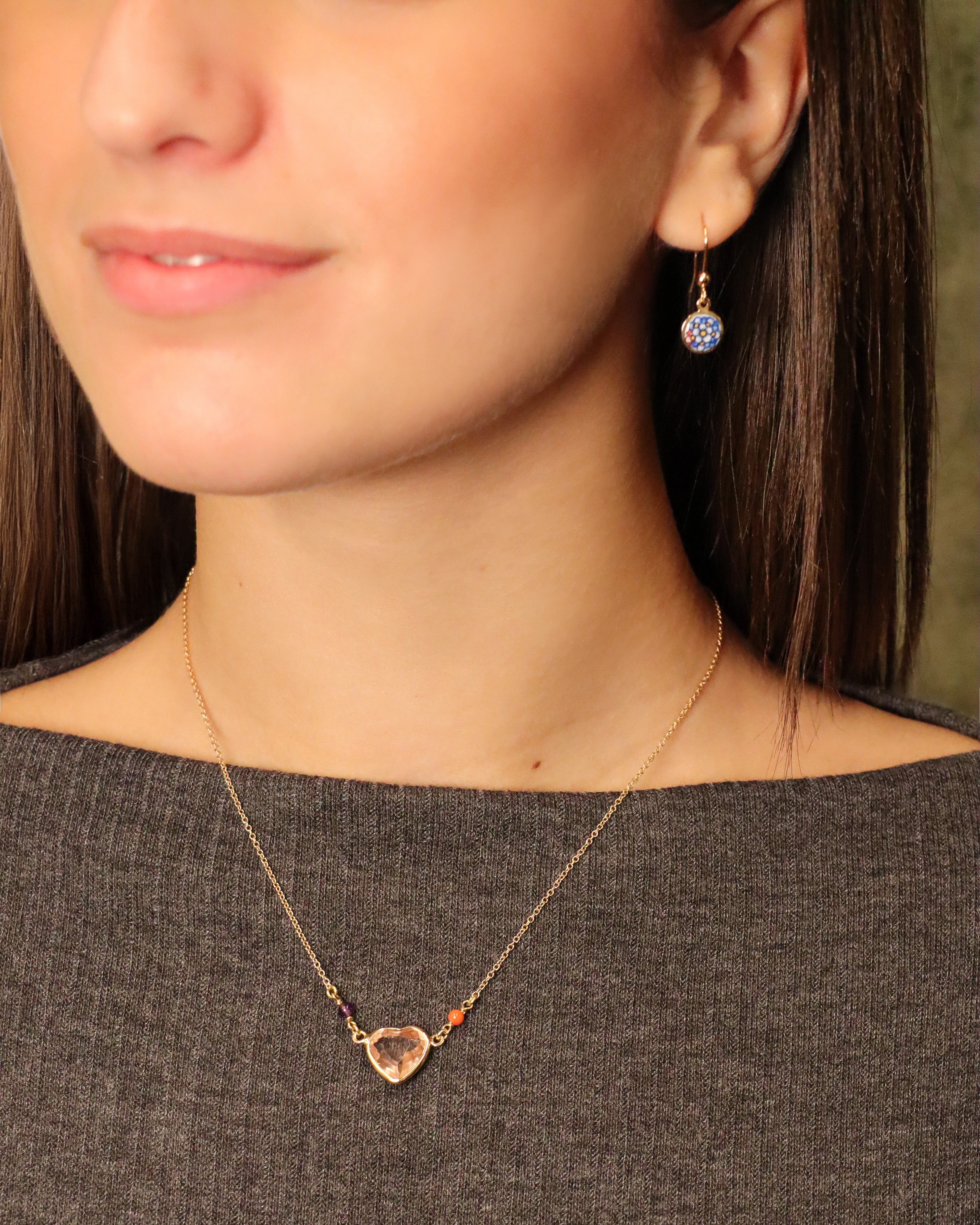 Collana Cuore in Quarzo Fumé in oro giallo 18 carati con perline di ametista e corallo rosso
