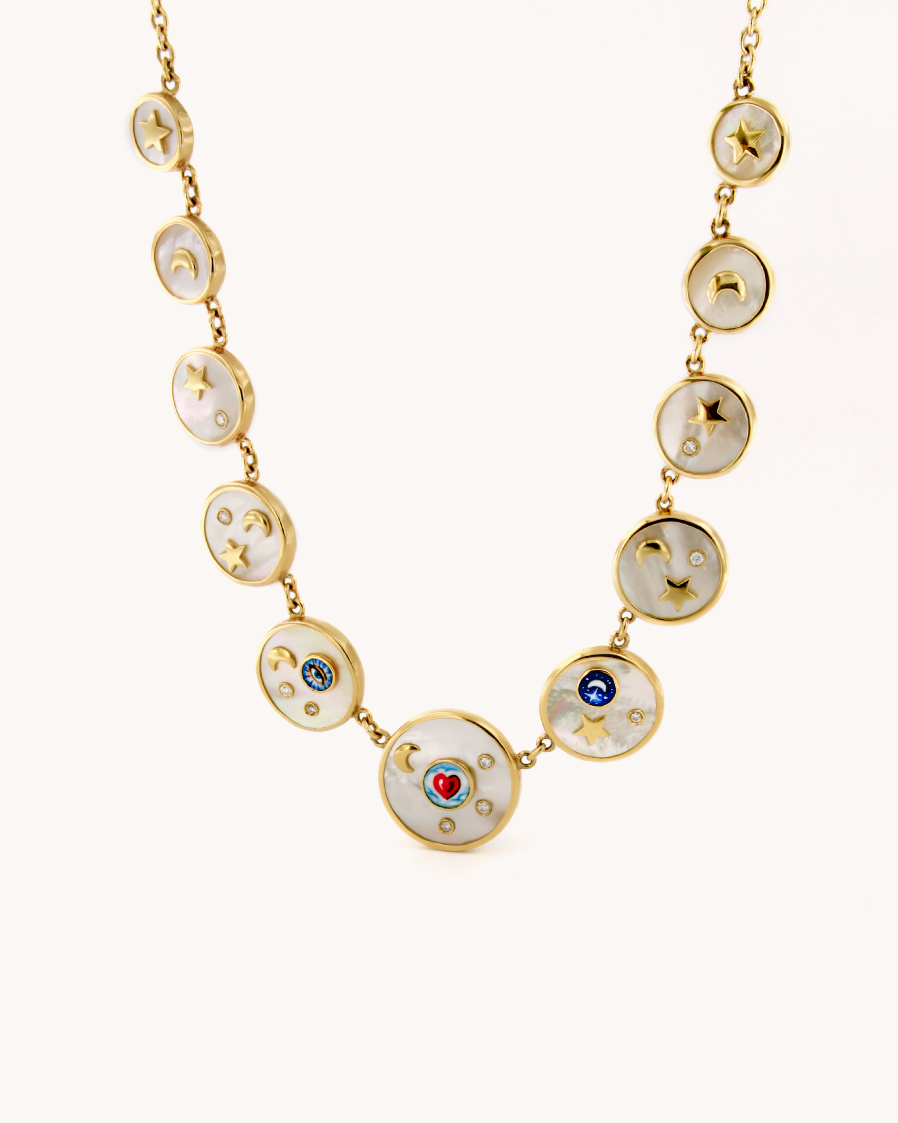 Collana Fantasia in oro giallo 18 carati con piastre tonde in madreperla, sagome in oro e diamanti bianchi, Merù Gioielli
