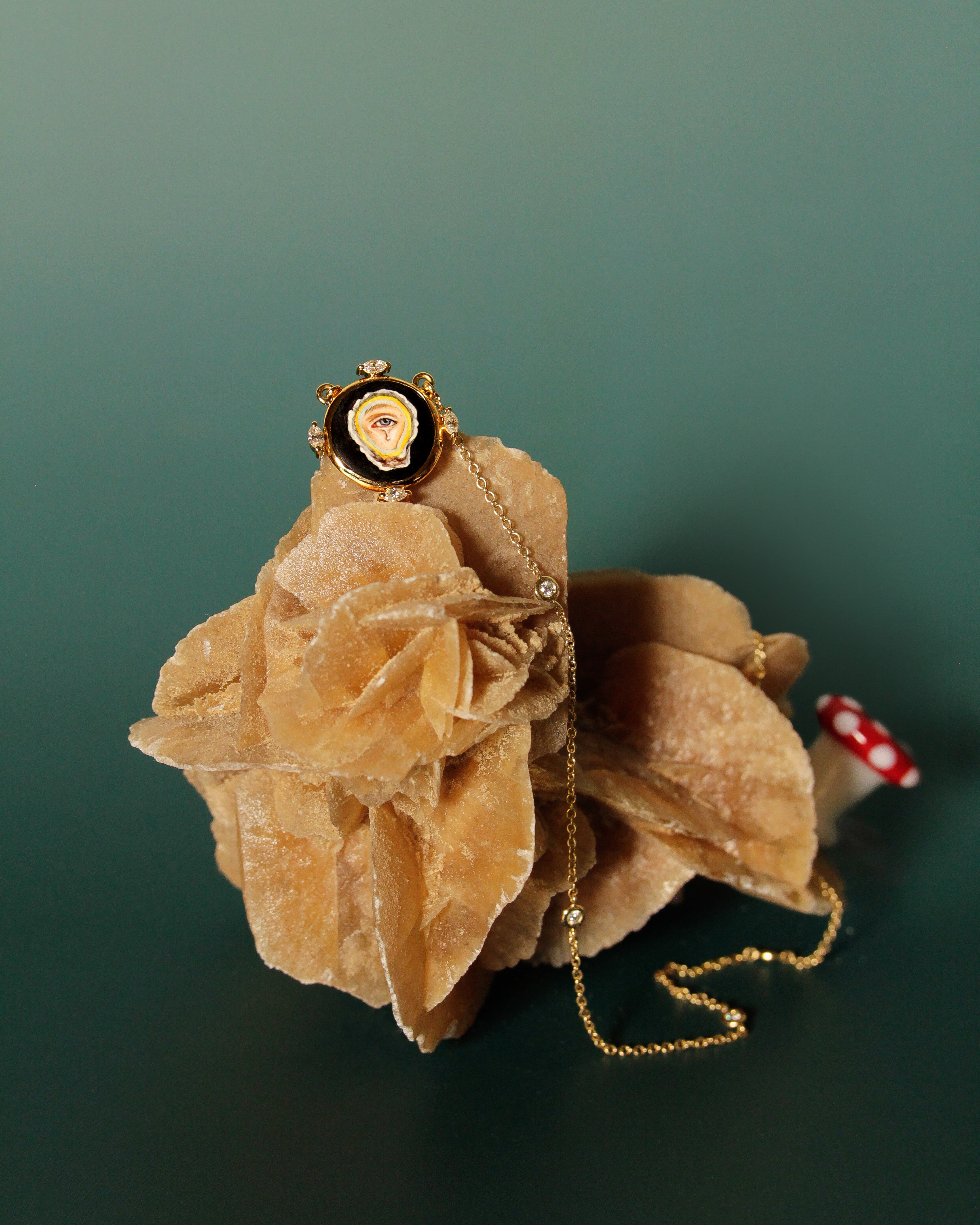 Collana Il Racconto della Conchiglia in oro giallo 18 carati con diamanti e ciondolo in smalto dipinto a mano