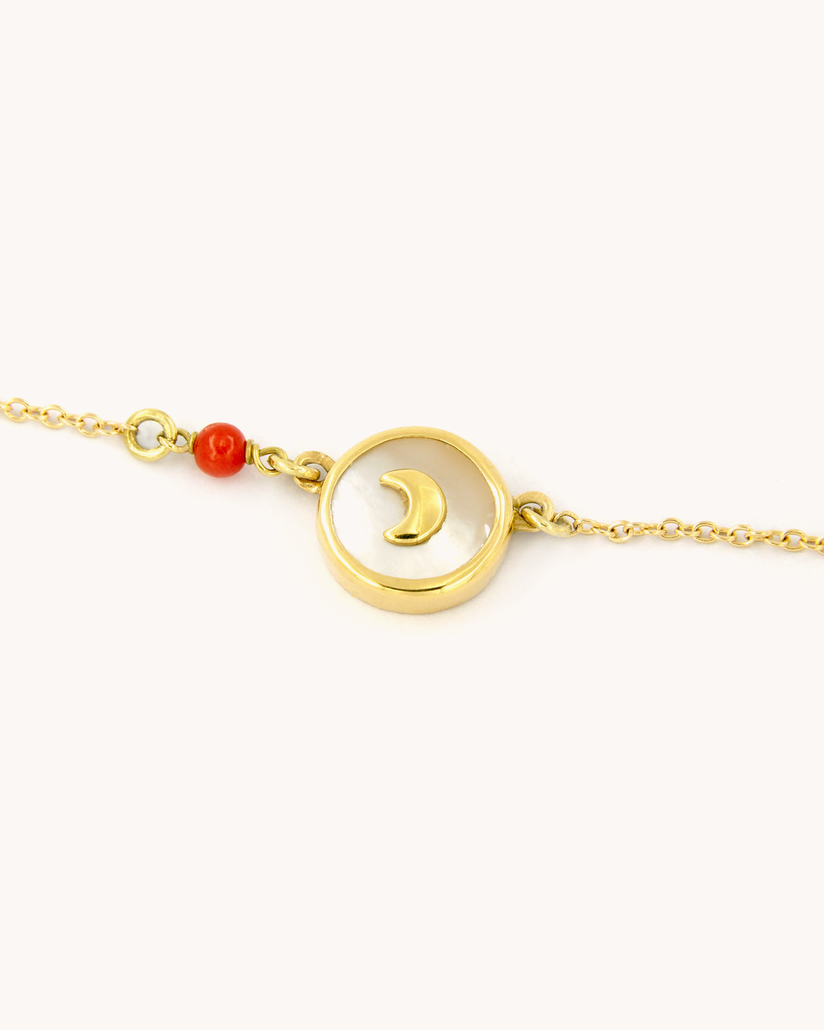 Collana Luna in oro giallo 18k con ciondolo in madreperla e perlina in corallo rosso