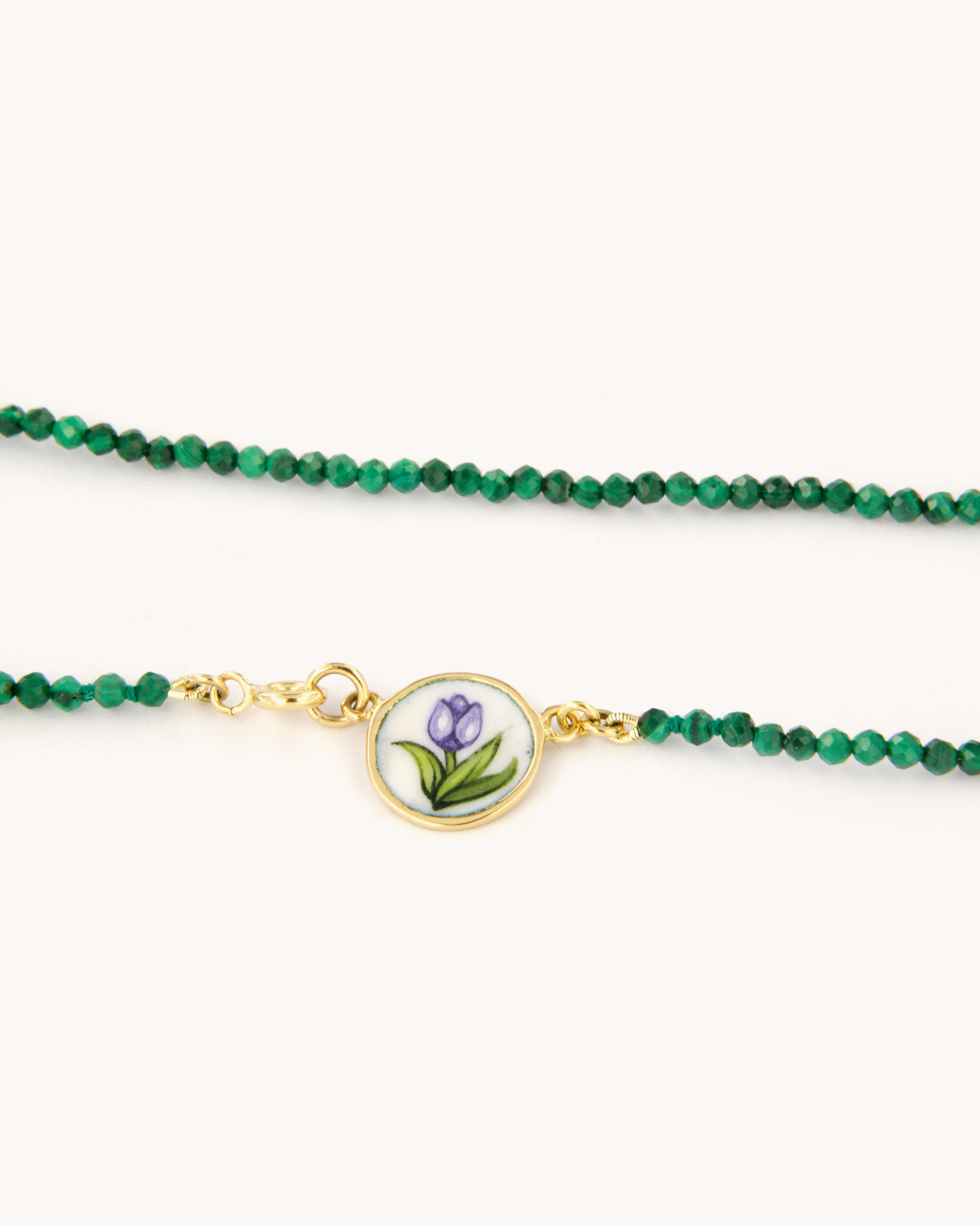 Collana in malachite con tulipano in smalto a fuoco dipinto a mano su oro giallo 18 carati.