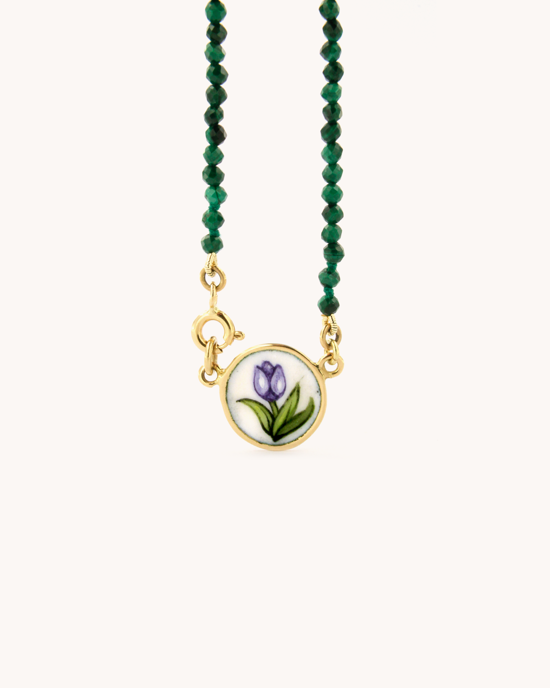 Collana in malachite con tulipano in smalto a fuoco dipinto a mano su oro giallo 18 carati.