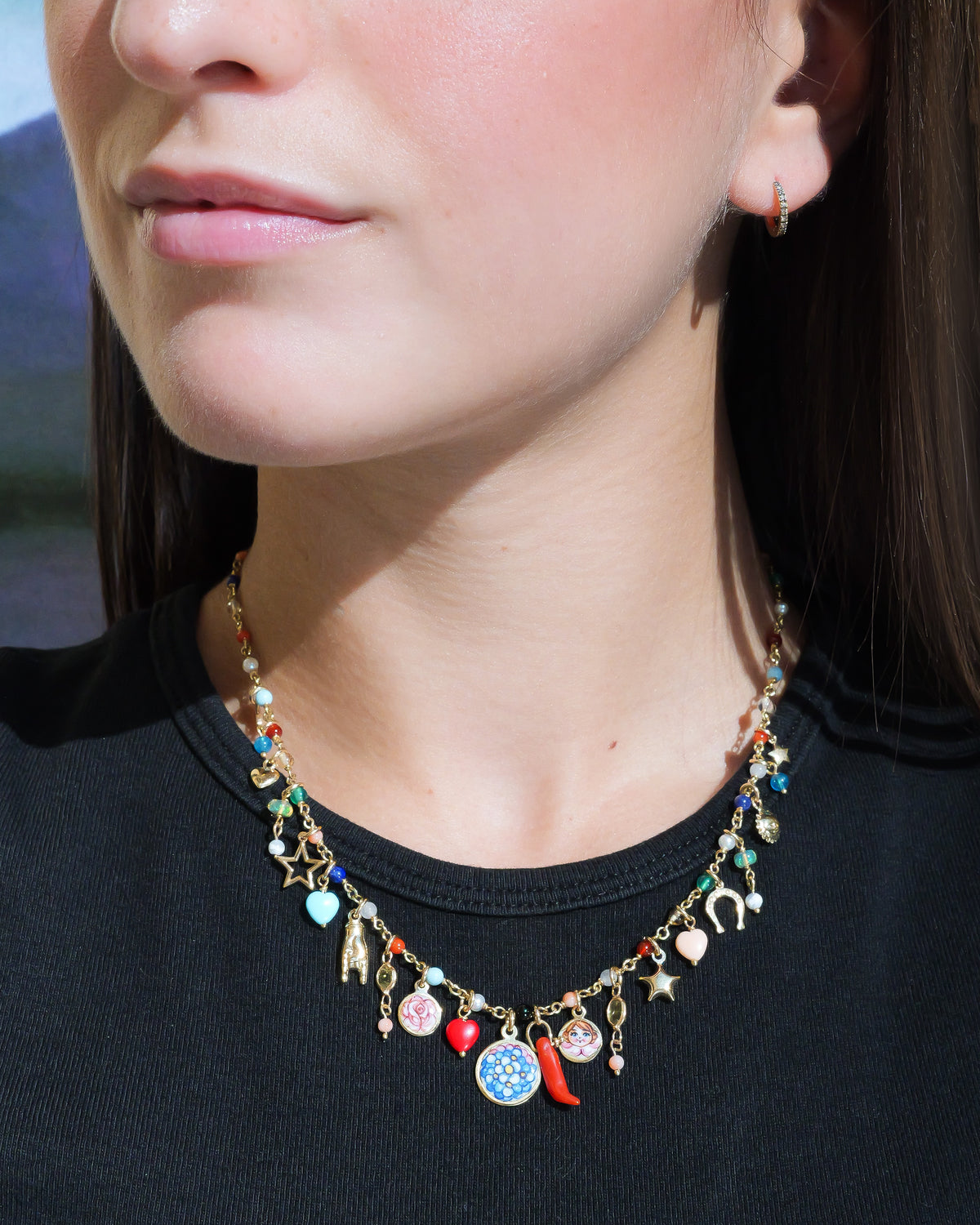 Collana Mediterraneo “Il Giardino Segreto” di Merù in oro 18K con pietre naturali e ciondoli in smalto a fuoco.