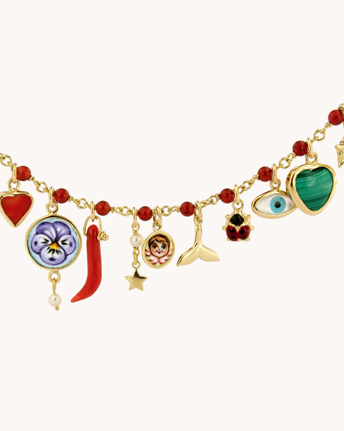 Collana Mediterraneo Rapsodia del Mare con perline di corniola, charms e dettagli in oro giallo 18 carati