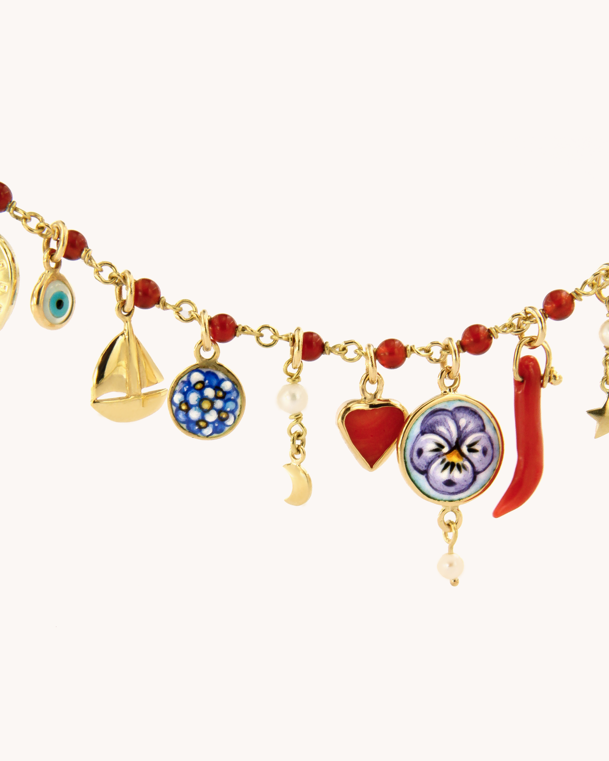 Collana Mediterraneo Rapsodia del Mare con perline di corniola, charms e dettagli in oro giallo 18 carati