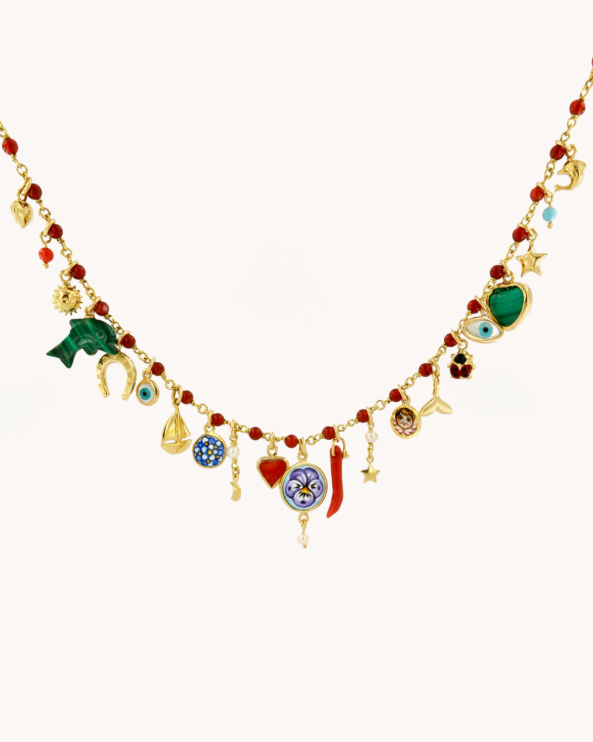 Collana Mediterraneo Rapsodia del Mare con perline di corniola, charms e dettagli in oro giallo 18 carati