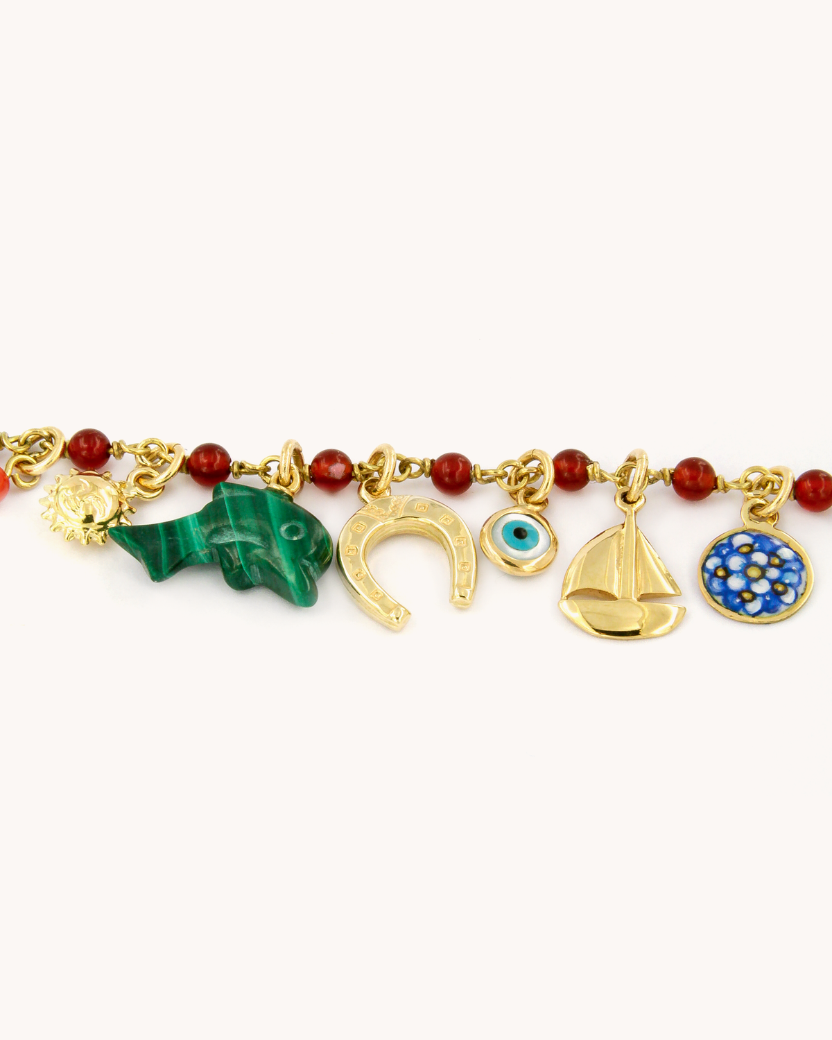 Collana Mediterraneo Rapsodia del Mare con perline di corniola, charms e dettagli in oro giallo 18 carati