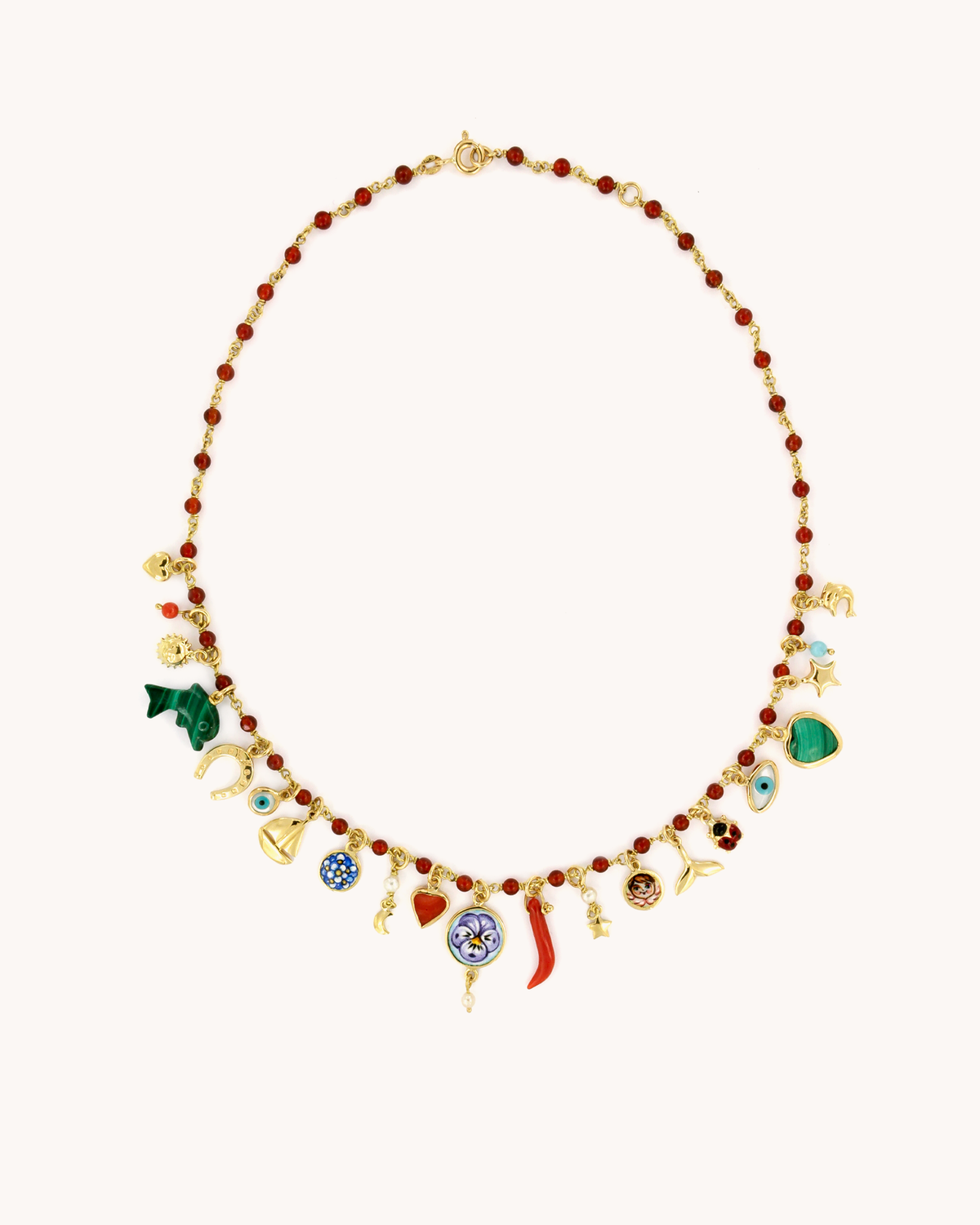 Collana Mediterraneo Rapsodia del Mare con perline di corniola, charms e dettagli in oro giallo 18 carati