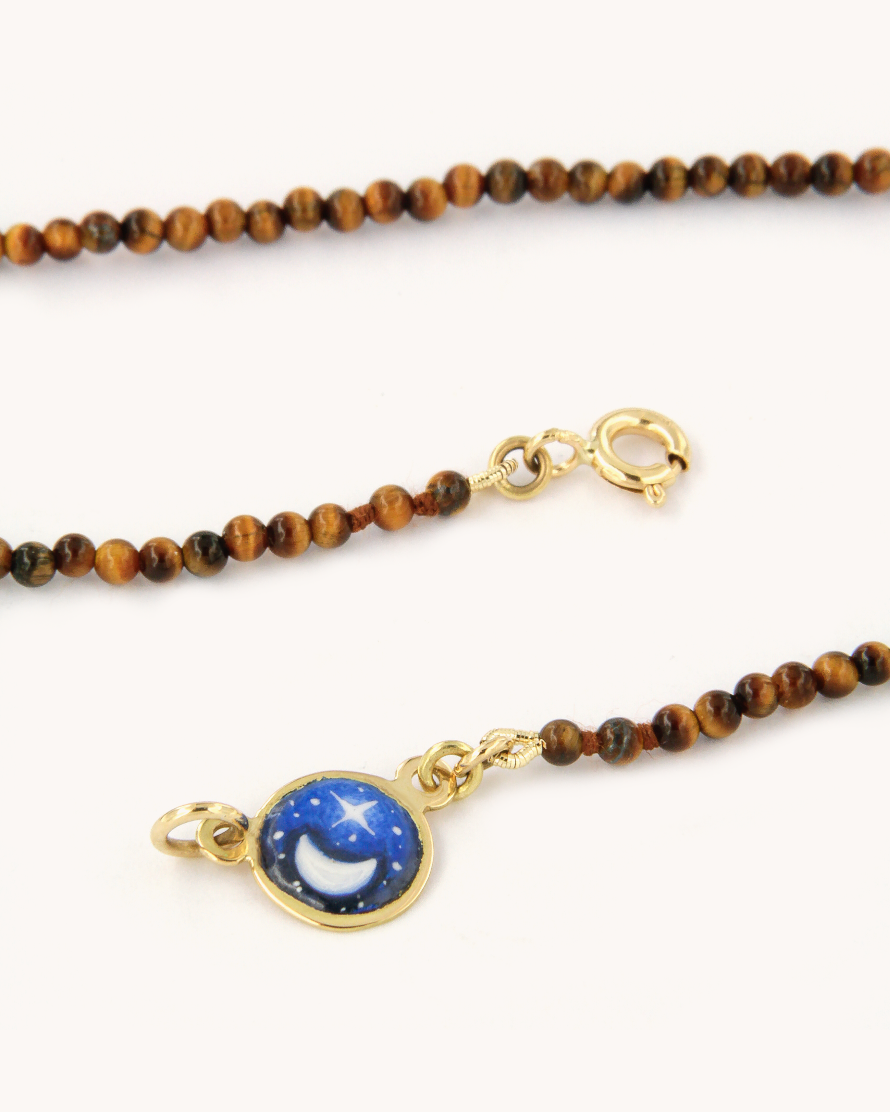 Collana in occhio di tigre con luna in smalto a fuoco dipinto a mano su oro giallo 18 carati – Merù Gioielli