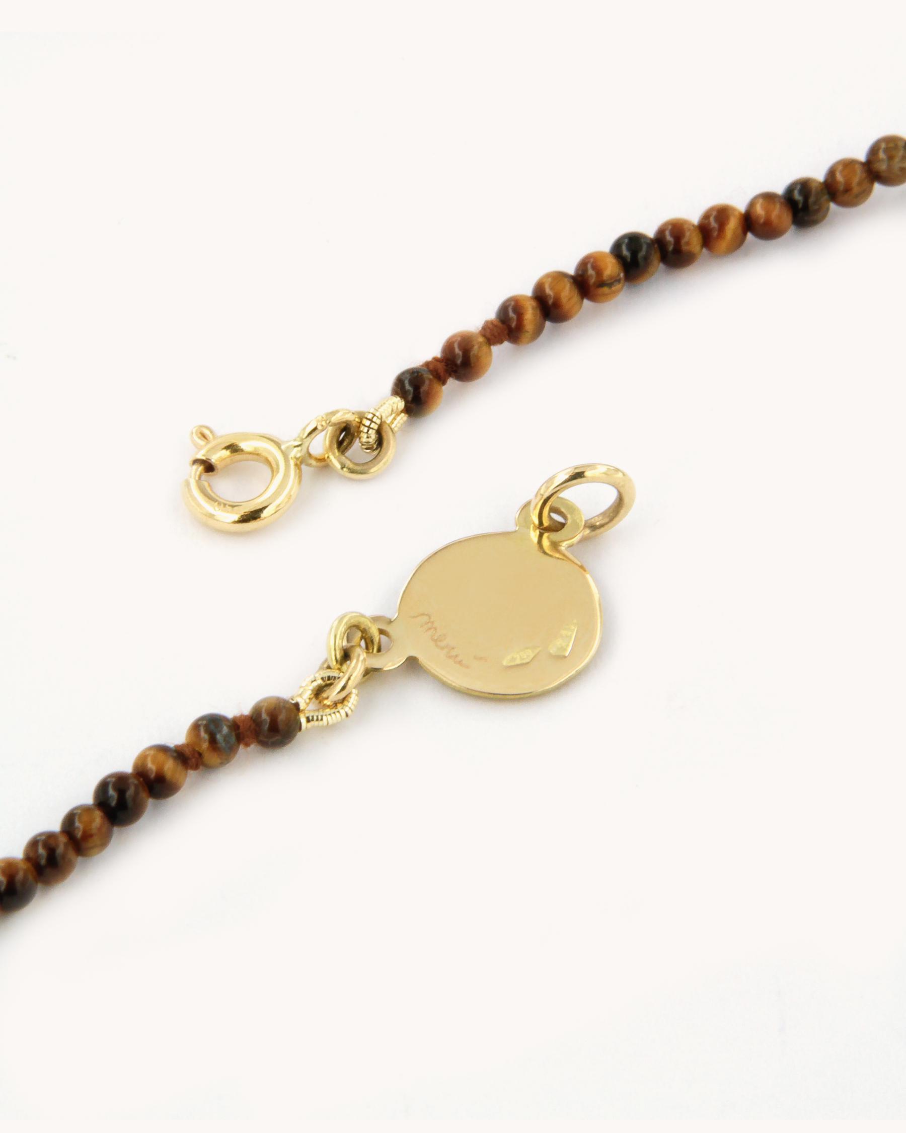 Collana in occhio di tigre con luna in smalto a fuoco dipinto a mano su oro giallo 18 carati – Merù Gioielli