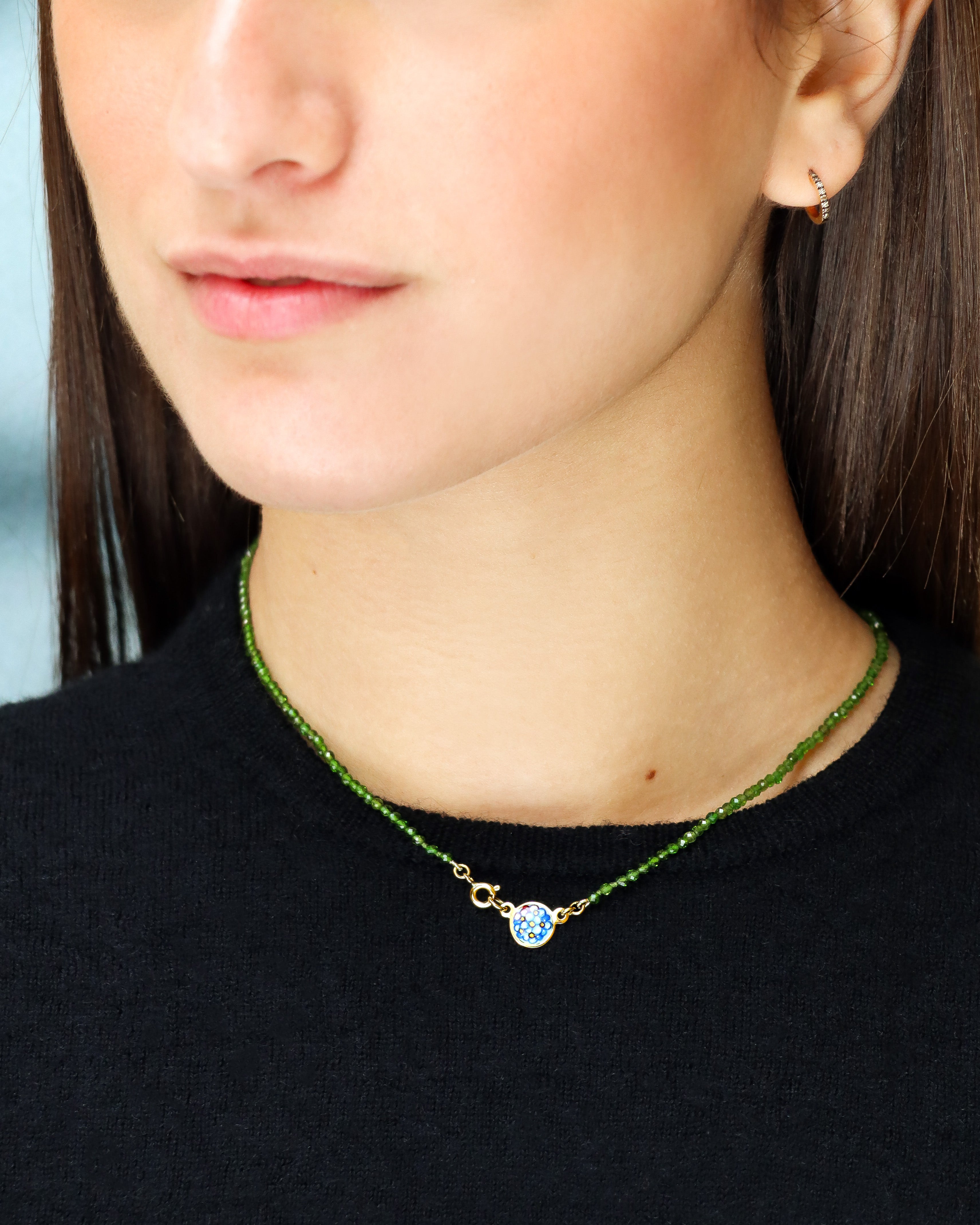 Collana in cromo diopside con piastrina in oro giallo 18 carati decorata con fiori “non ti scordar di me” in smalto a fuoco dipinto a mano.