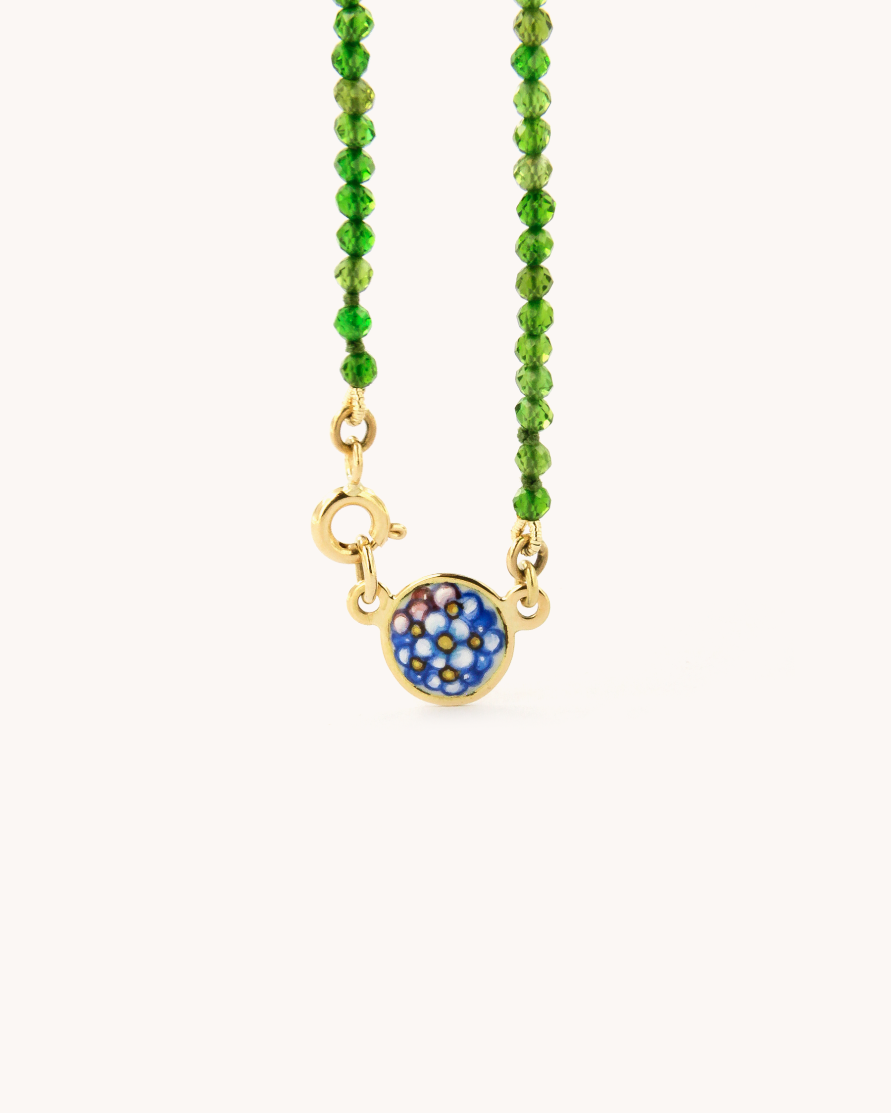 Collana in cromo diopside con piastrina in oro giallo 18 carati decorata con fiori “non ti scordar di me” in smalto a fuoco dipinto a mano.