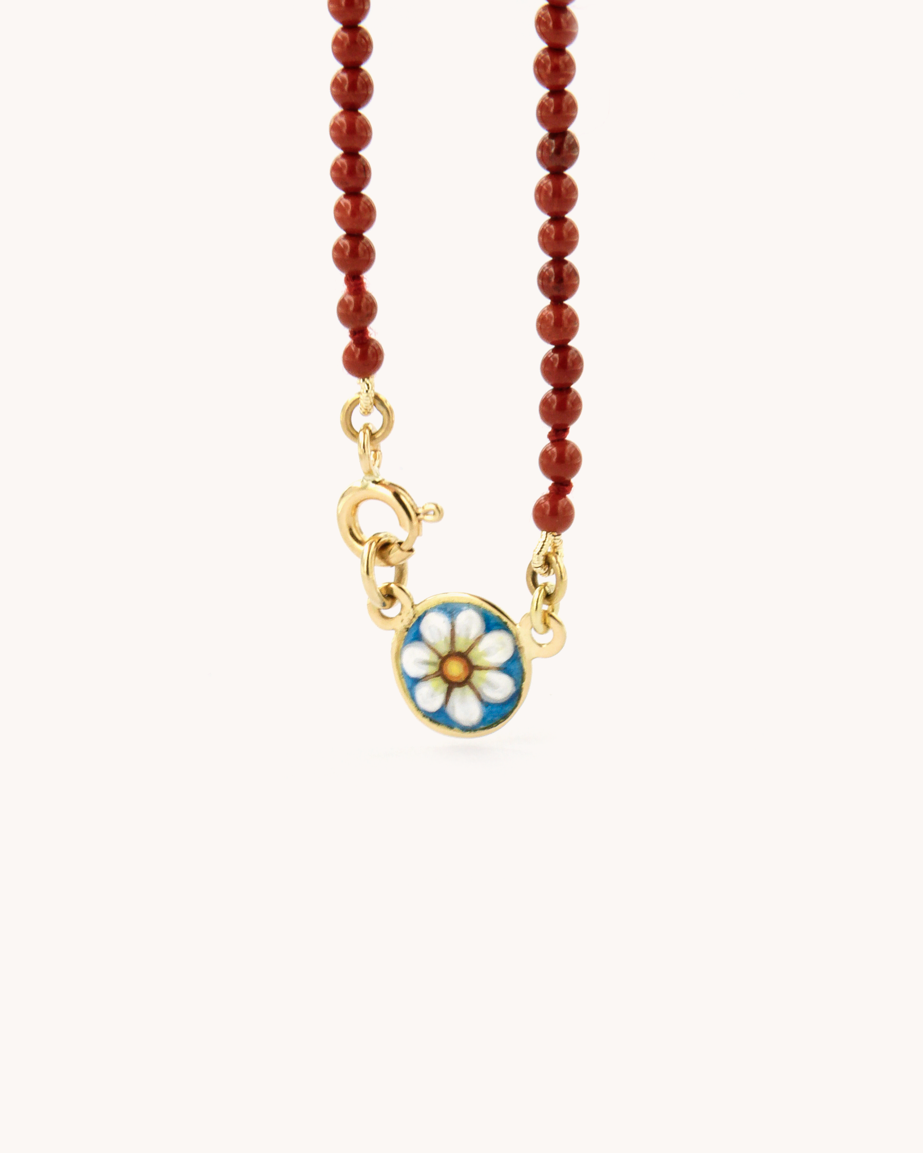 Collana con perle di diaspro rosso e piastrina in oro giallo 18K decorata con margherita in smalto a fuoco dipinto a mano.