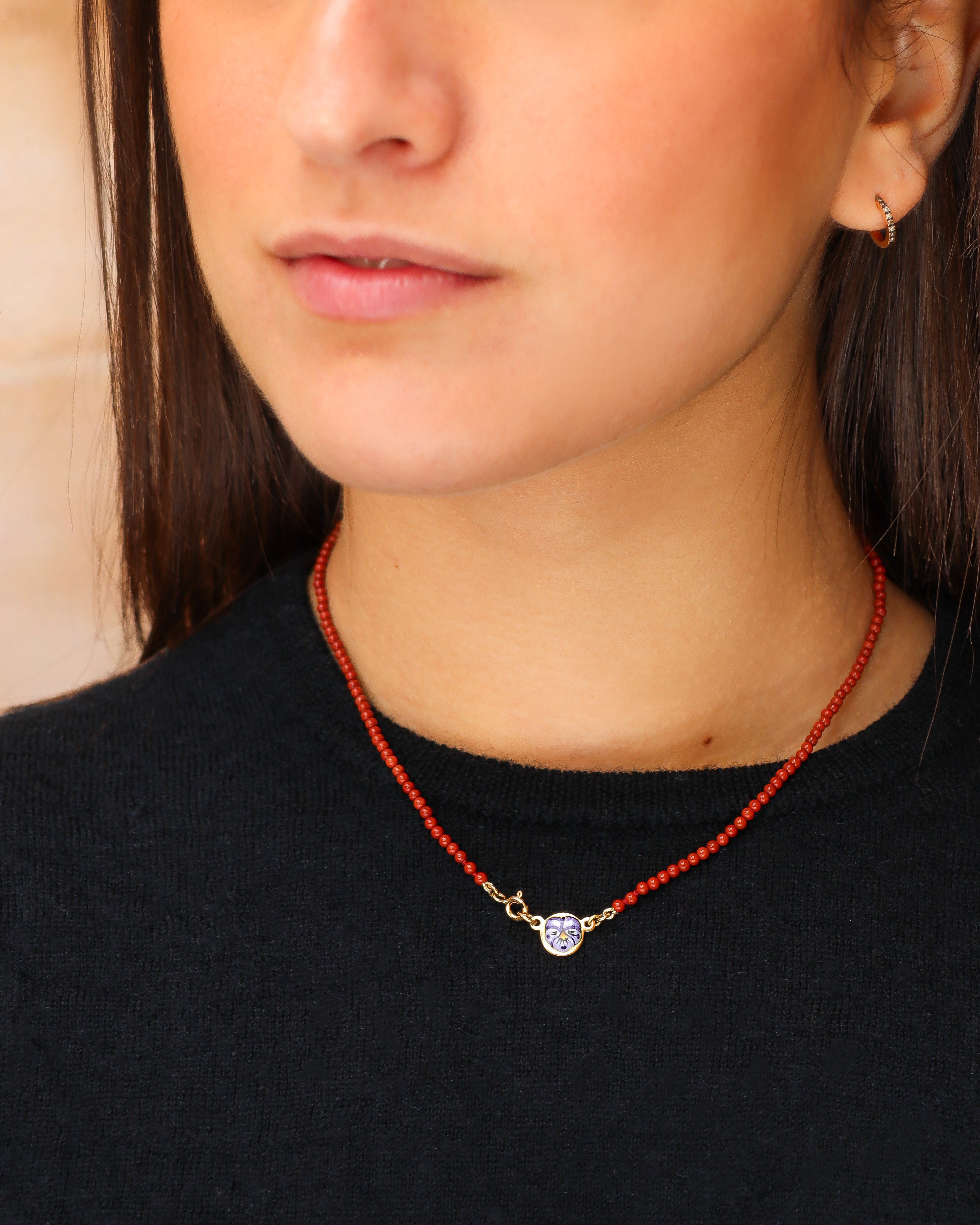 Collana infilata con perle di diaspro rosso e piastrina in oro giallo 18 carati decorata con fiore di pansè in smalto a fuoco dipinto a mano