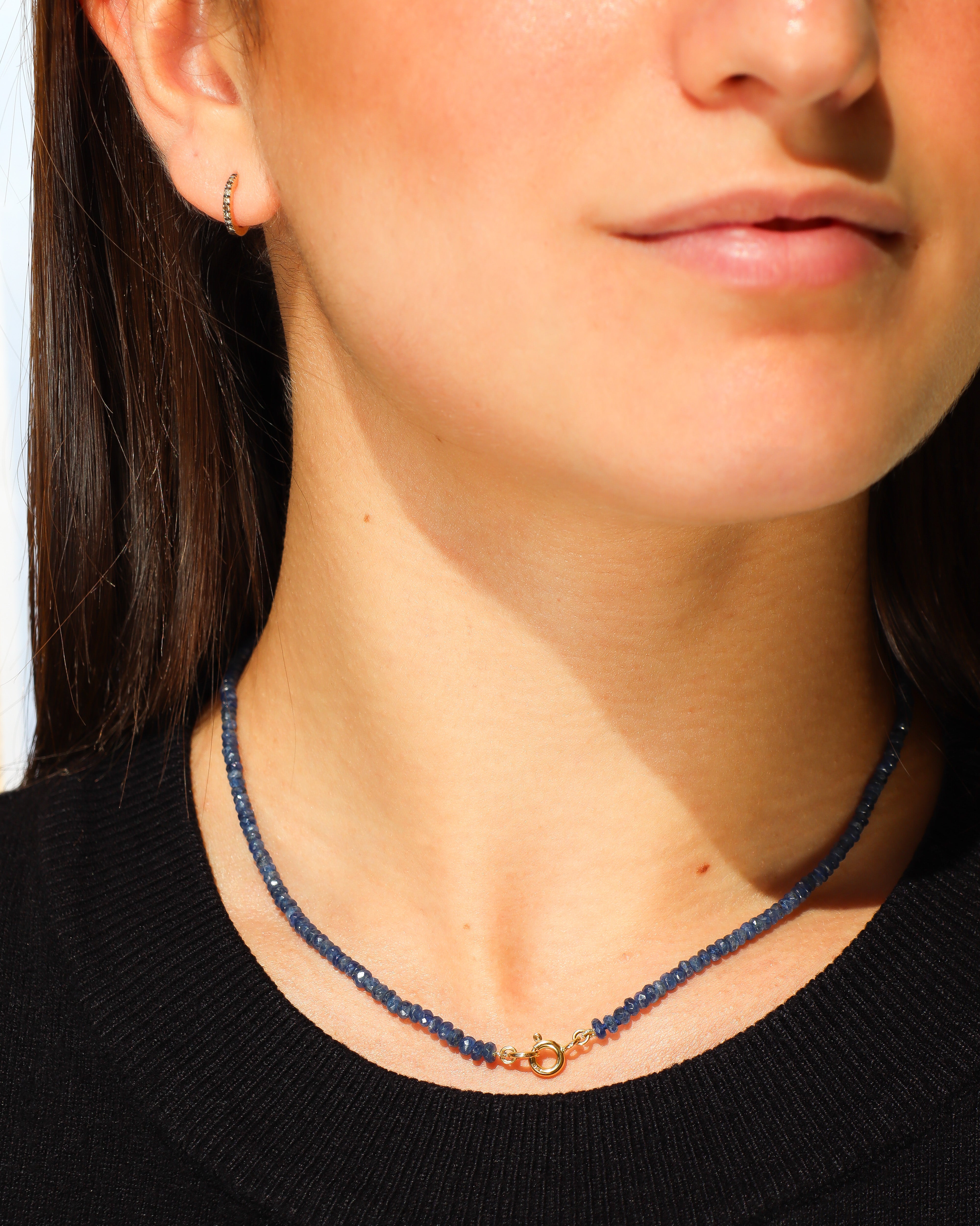 Collana in oro giallo 18 carati con perline di zaffiro blu