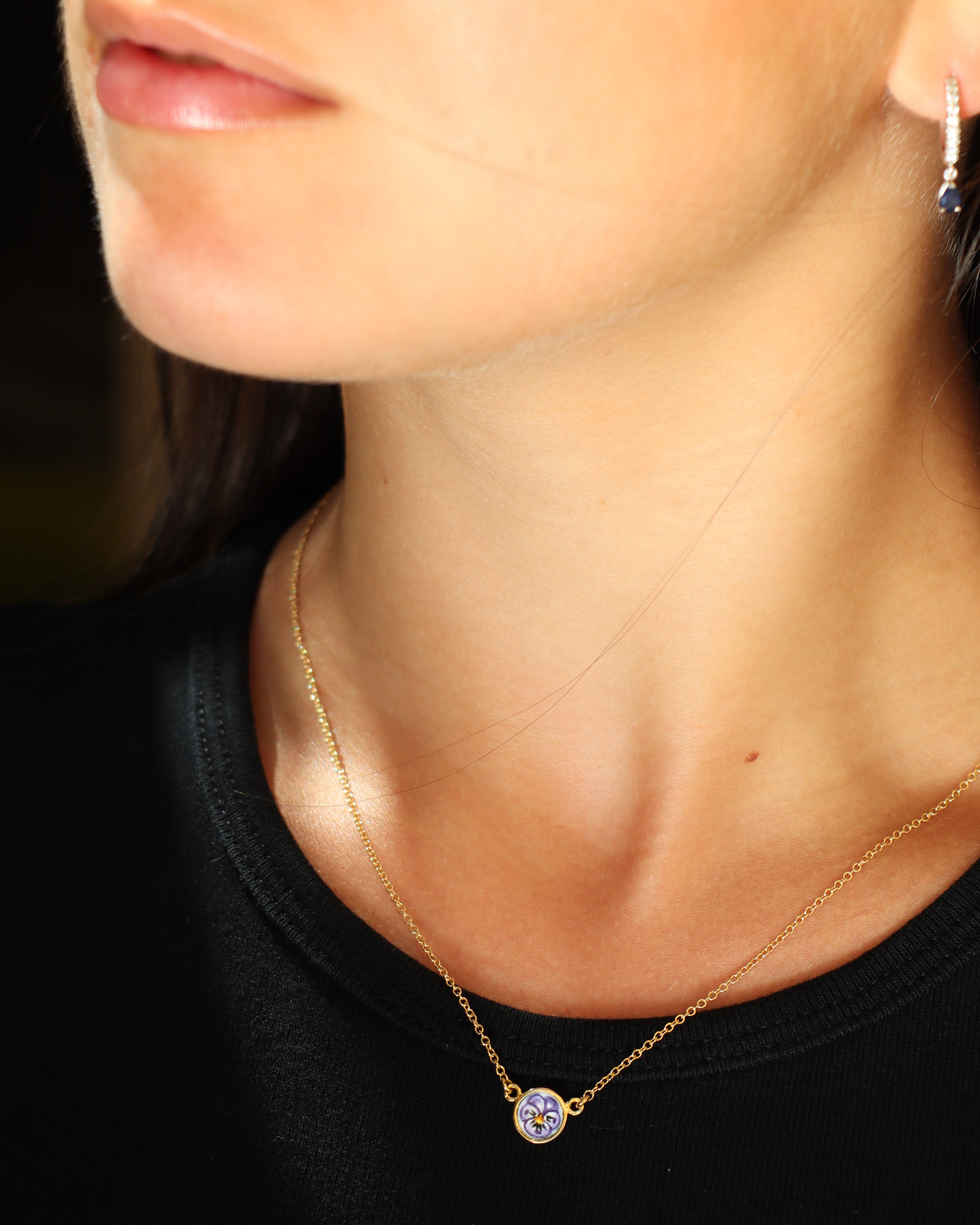 Collana con piccola viola del pensiero in oro giallo 18 carati con ciondolo in smalto a fuoco dipinto a mano