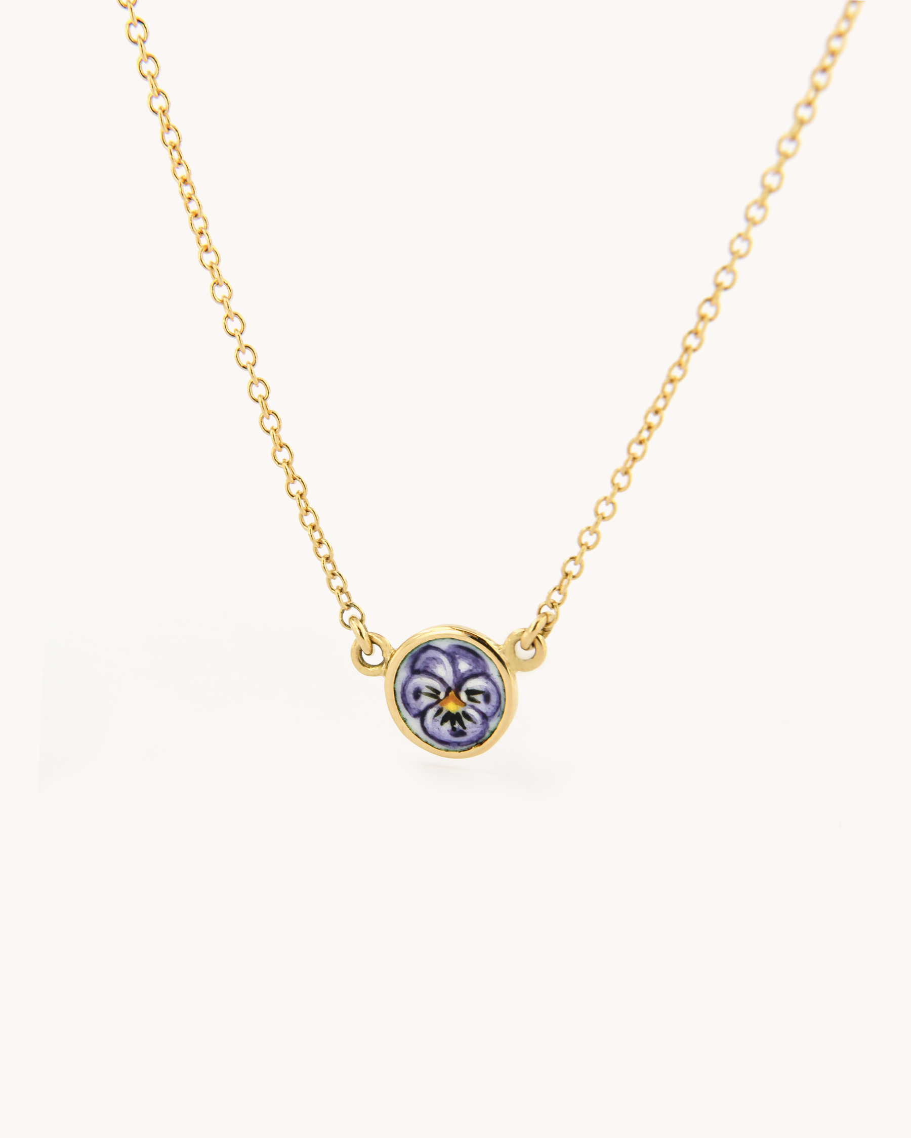 Collana con piccola viola del pensiero in oro giallo 18 carati con ciondolo in smalto a fuoco dipinto a mano