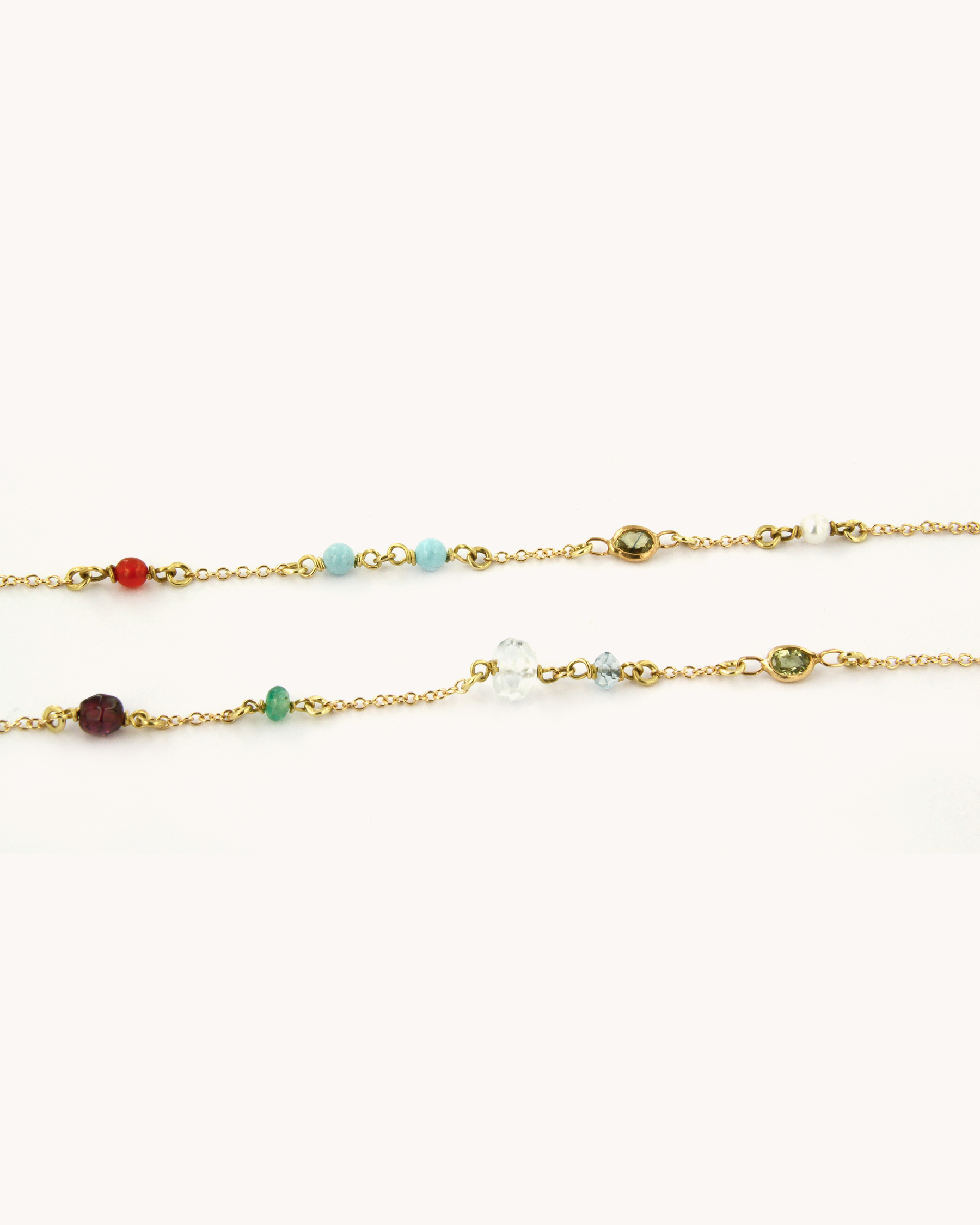 Collana di pietre naturali miste in oro giallo 18 carati con pietre colorate distribuite lungo la catena