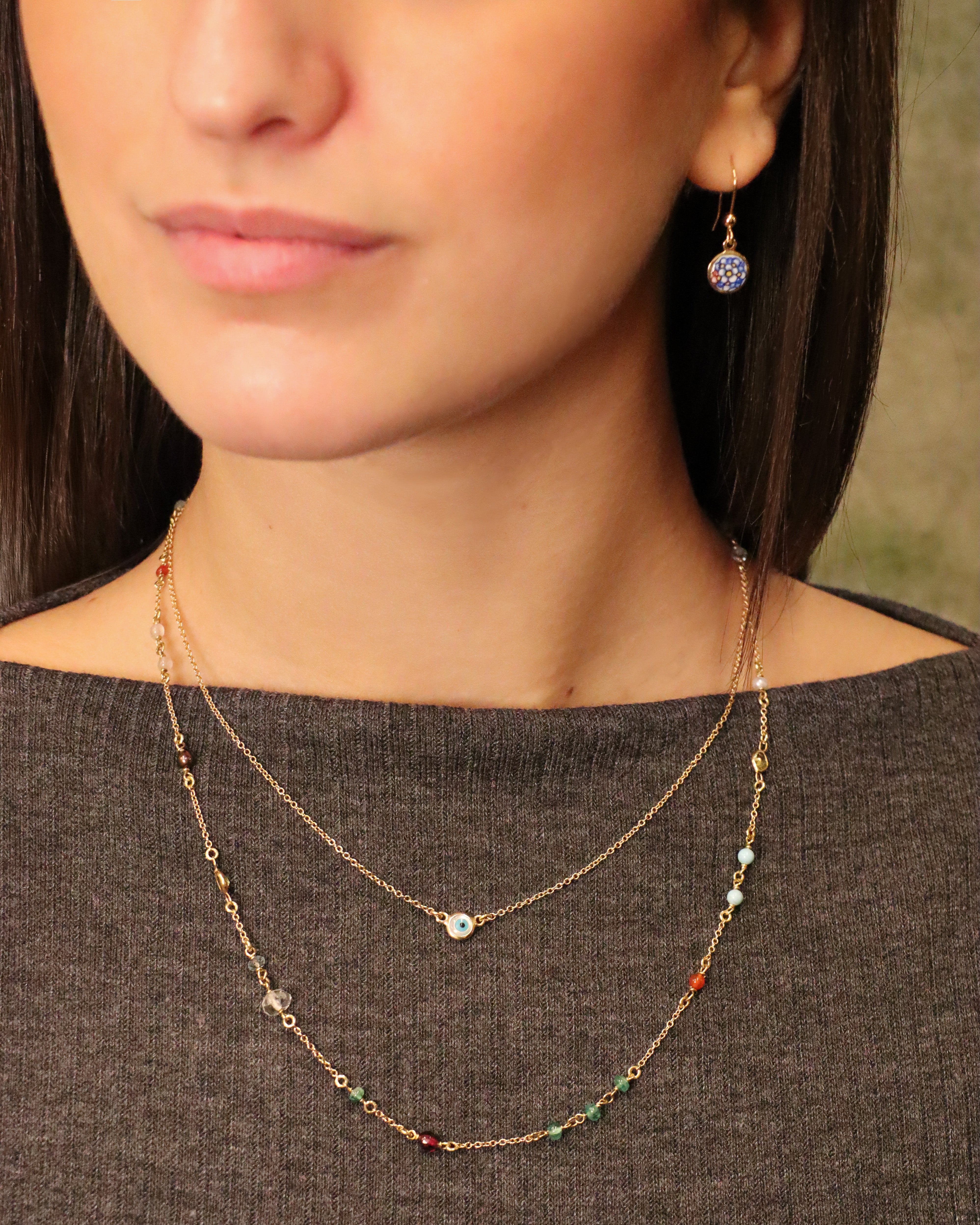 Collana di pietre naturali miste in oro giallo 18 carati con pietre colorate distribuite lungo la catena