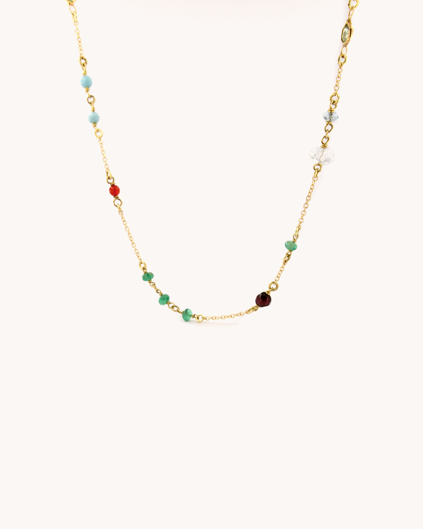 Collana di pietre naturali miste in oro giallo 18 carati con pietre colorate distribuite lungo la catena