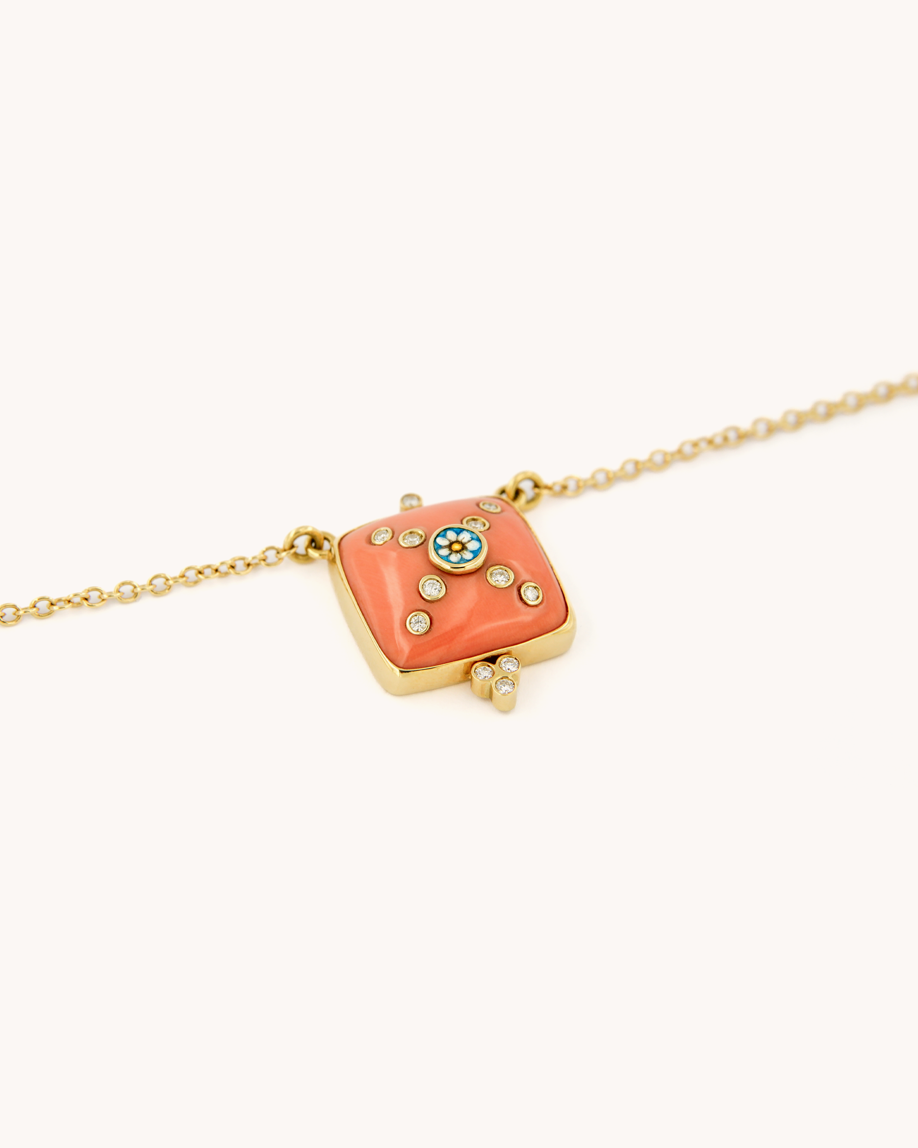 Collana Quadro di Corallo Rosa in oro giallo 18 carati con diamanti e dettaglio in smalto dipinto a mano, Merù Gioielli
