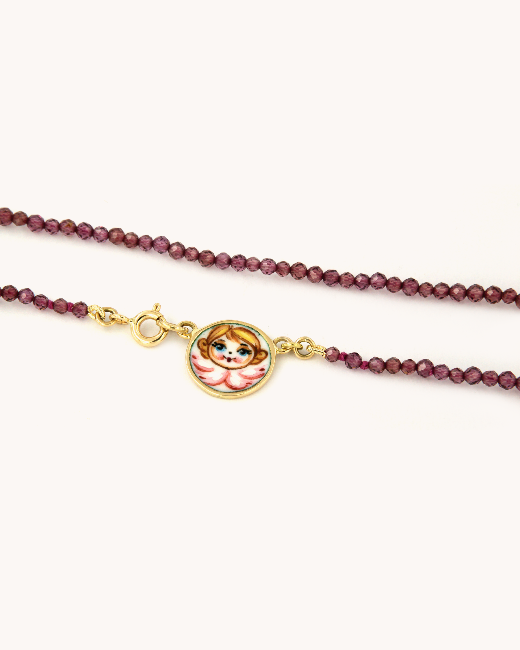 Collana con perline di rodolite, chiusura in oro giallo 18 carati e piastrina con angelo rosa dipinto a mano in smalto a fuoco