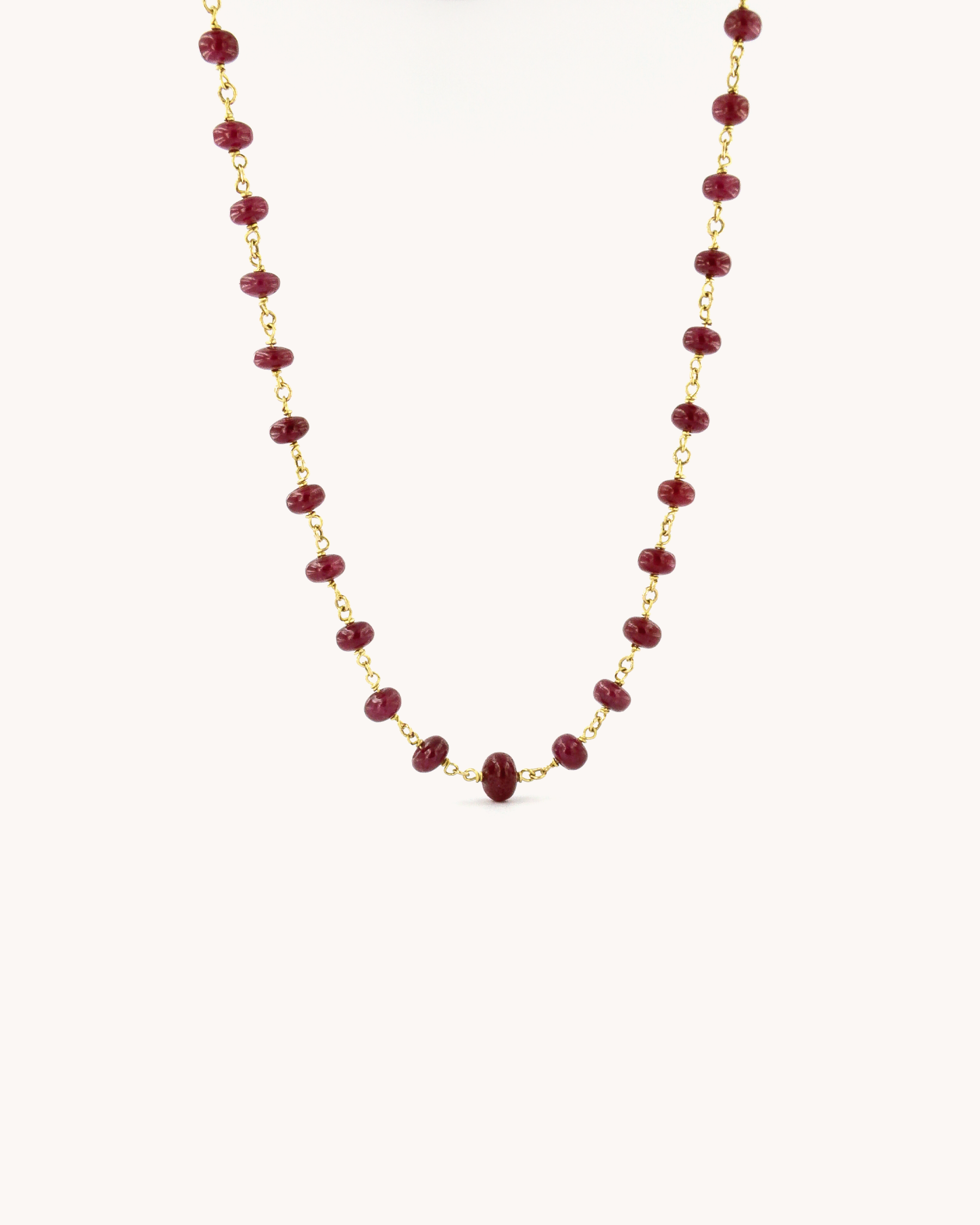 Collana in oro giallo 18 carati con radici di rubino in gradazione.