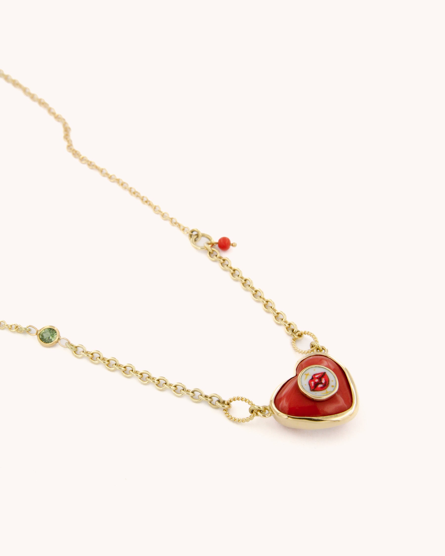 Collana Un Bacio nel Cuore in oro giallo 18 carati con cuore in corallo rosso e dettaglio in smalto a fuoco dipinto a mano
