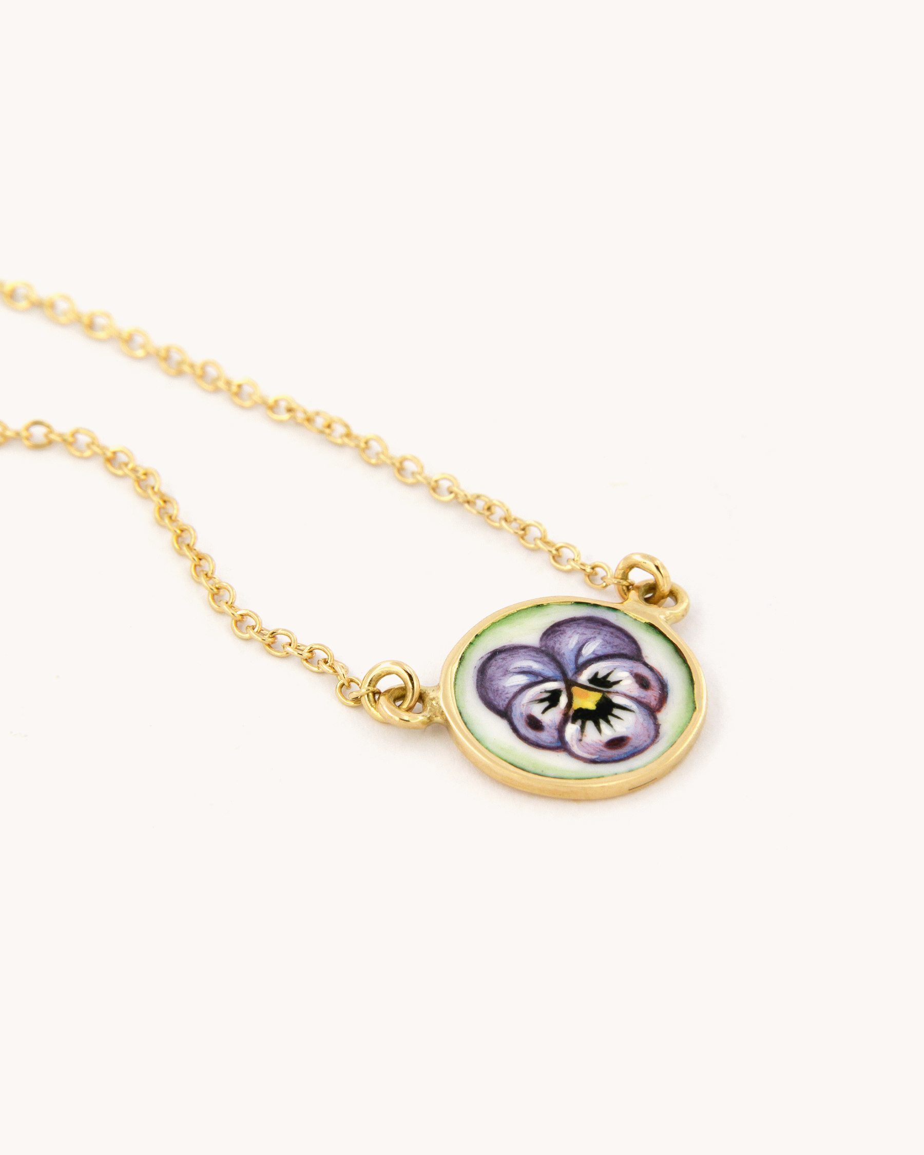 Collana Viola del Pensiero in oro giallo 18 carati con ciondolo in smalto a fuoco dipinto a mano